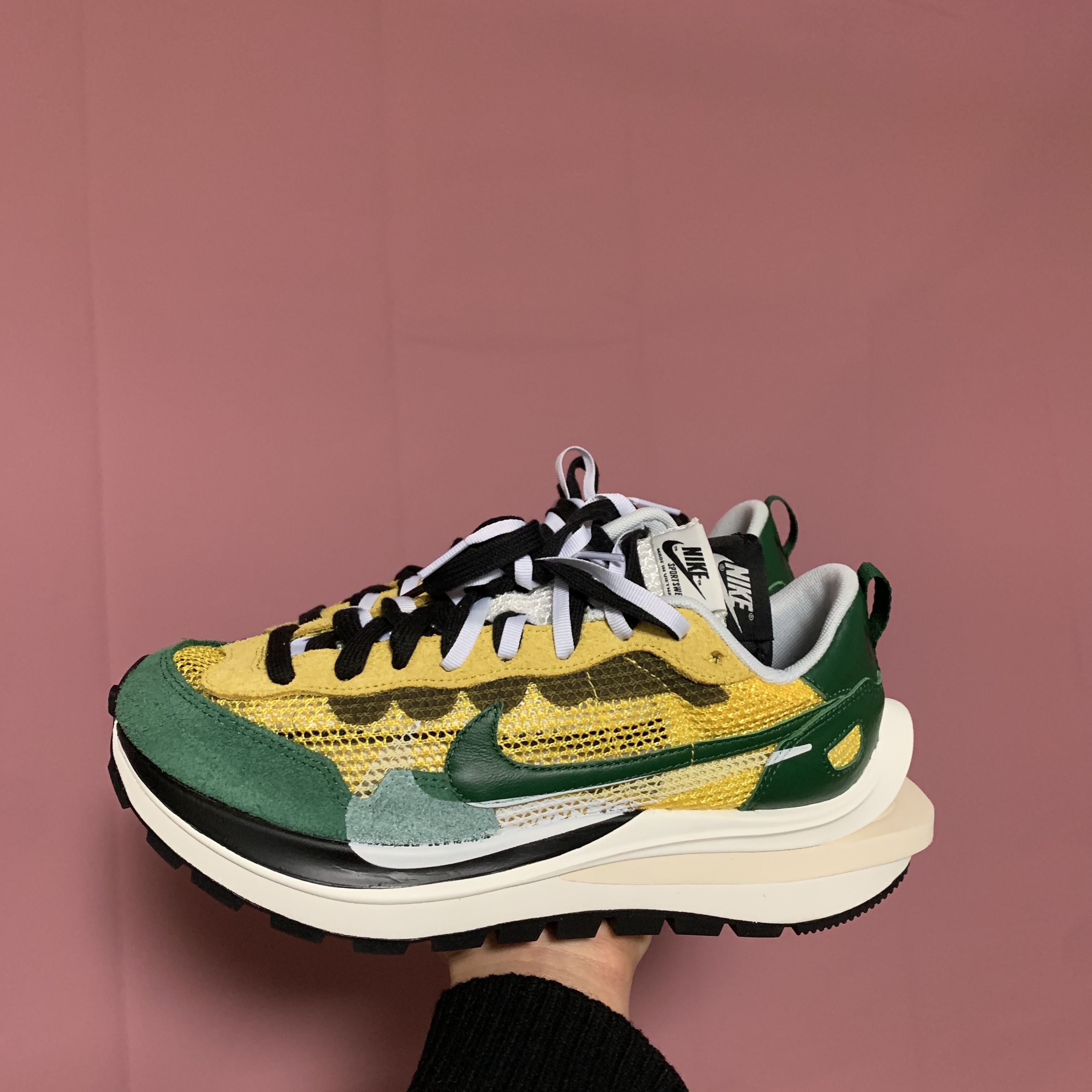Nike x Sacai VaporWaffle Tour Yellow & Gorge Green Sail 착용 스타일