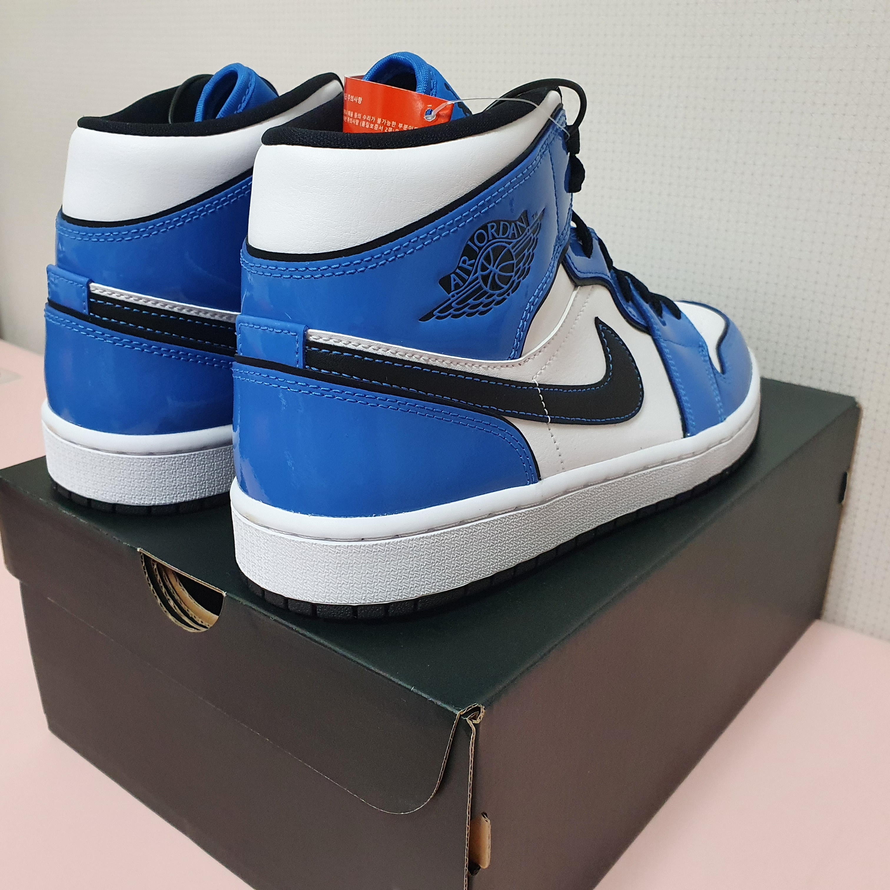Jordan 1 Mid SE Signal Blue 착용 스타일 - 3