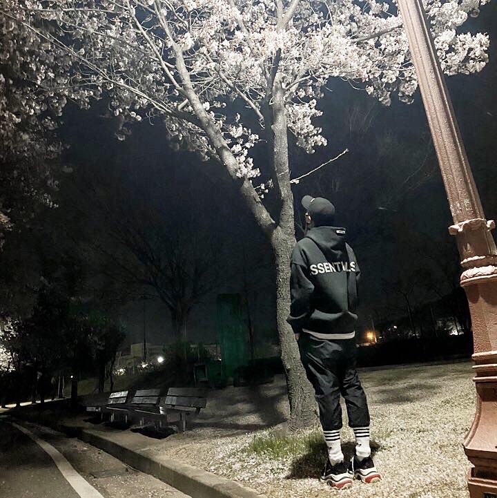 Essentials 3D Silicon Applique Pullover Hoodie Dark Slate/Black 2020 착용 스타일