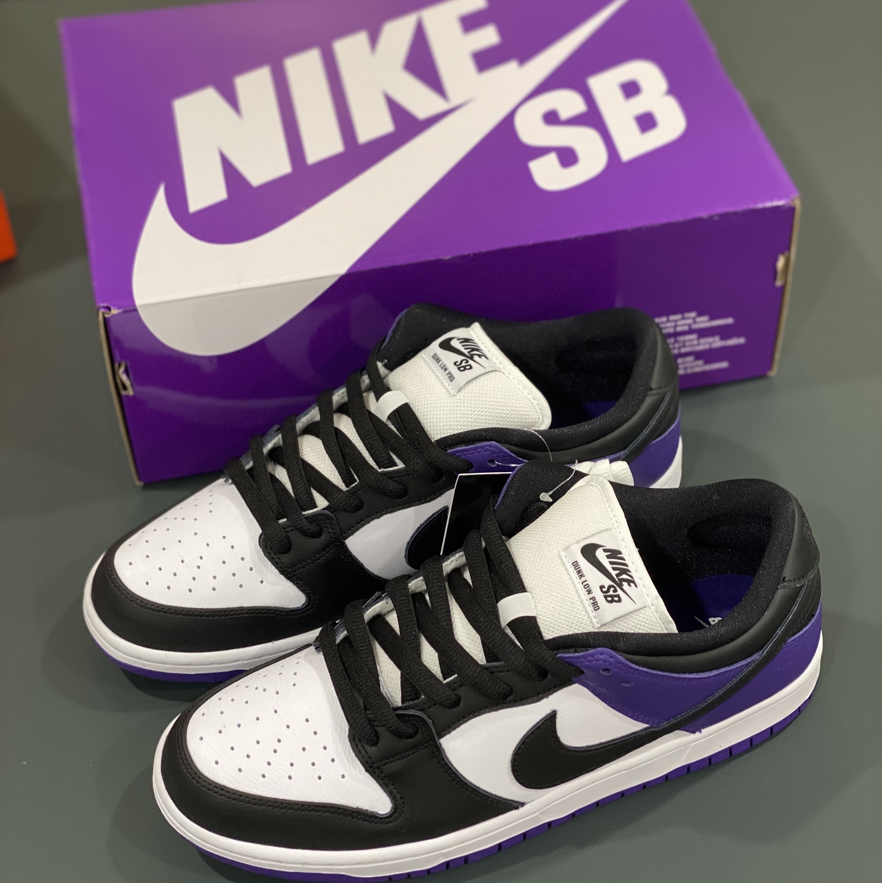 Nike x Sacai VaporWaffle Black White, Nike SB Dunk Low Pro Court Purple 착용 스타일 - 2