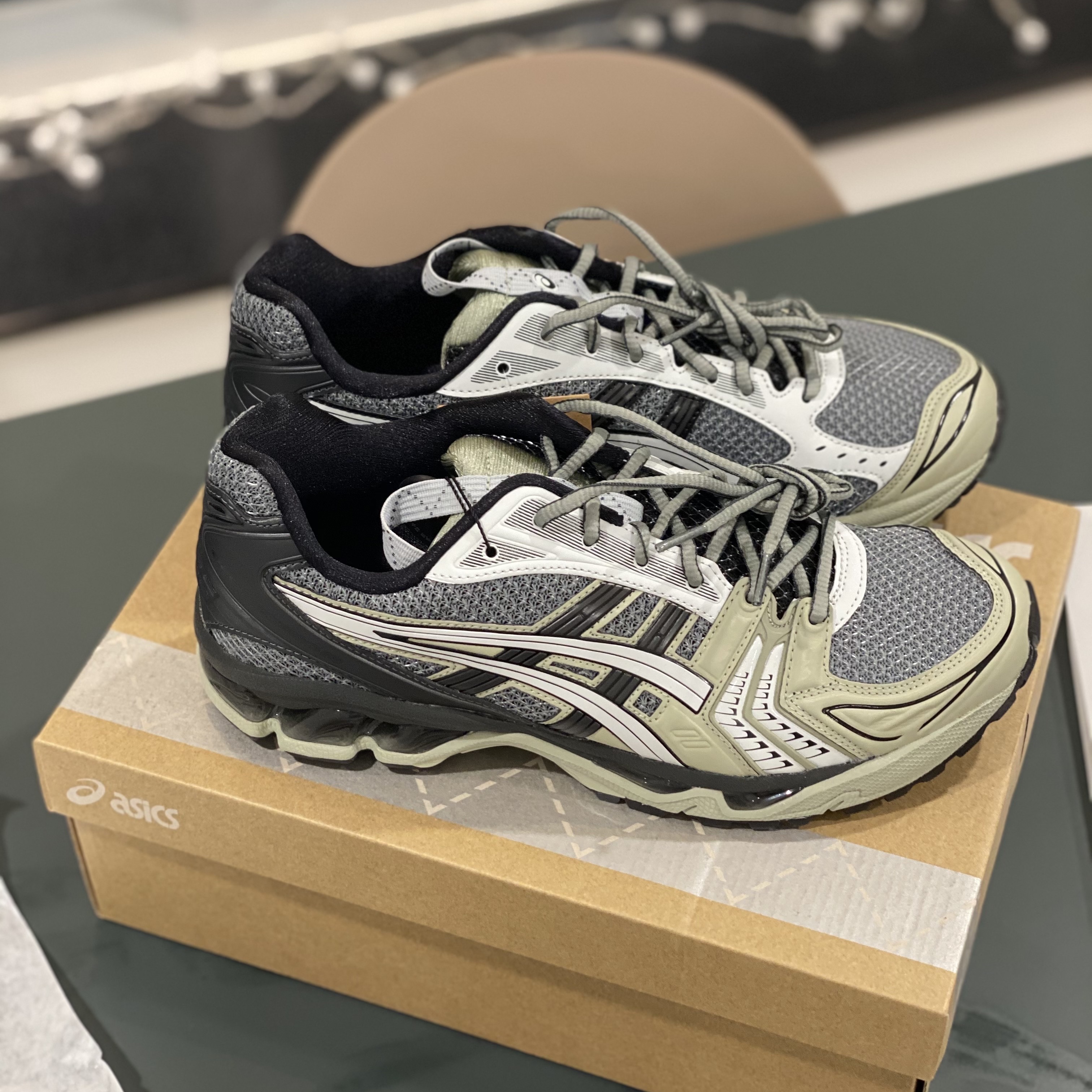 Asics UB1-S Gel-Kayano 14 Piedmont Grey 착용 스타일 - 2