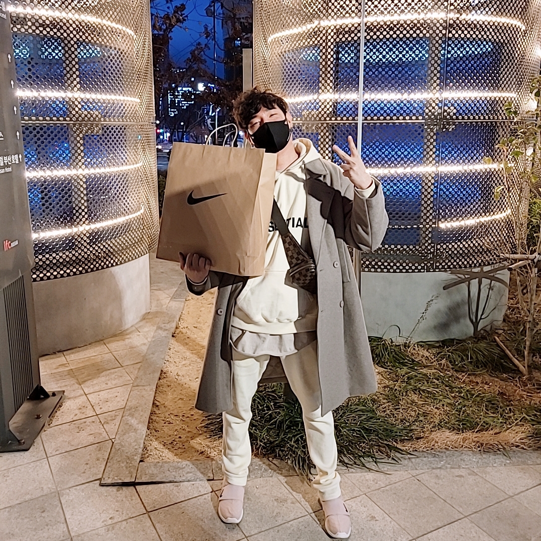 Nike Challenger OG University Gold Habanero Red, Nike x Fear of God Air Fear of God Moccasin Particle Beige 착용 스타일 - 2