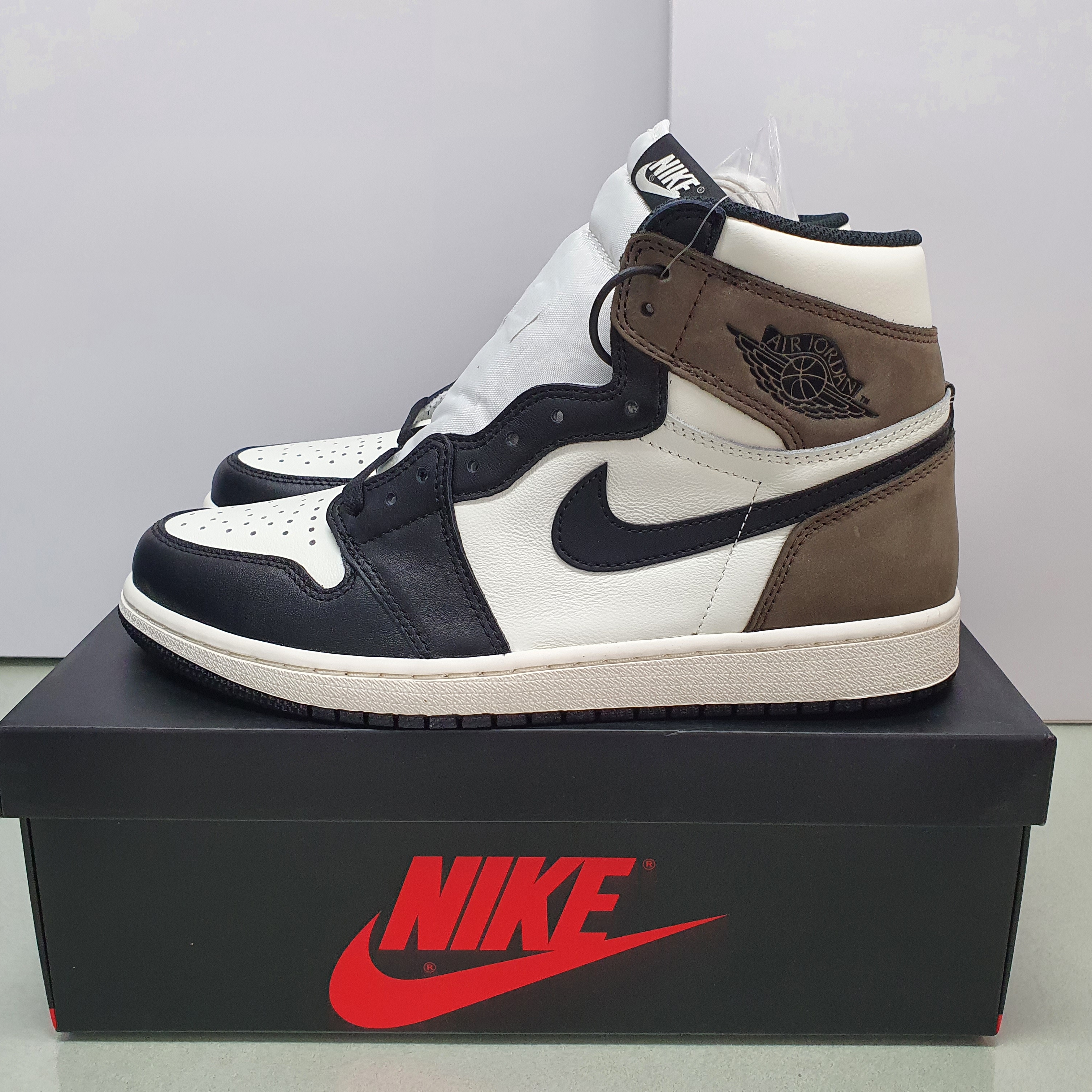 Jordan 1 Retro High OG Black Mocha 착용 스타일 - 2