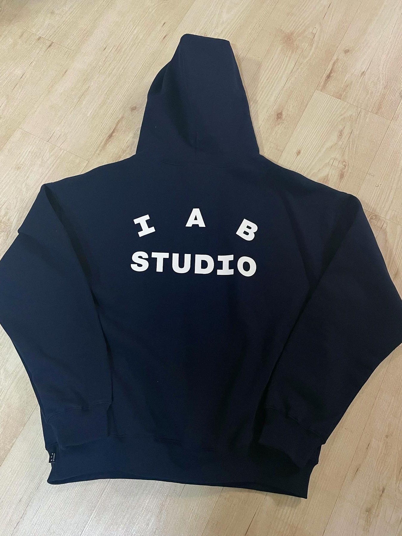IAB Studio Hoodie Navy - 21SS 착용 스타일 - 2