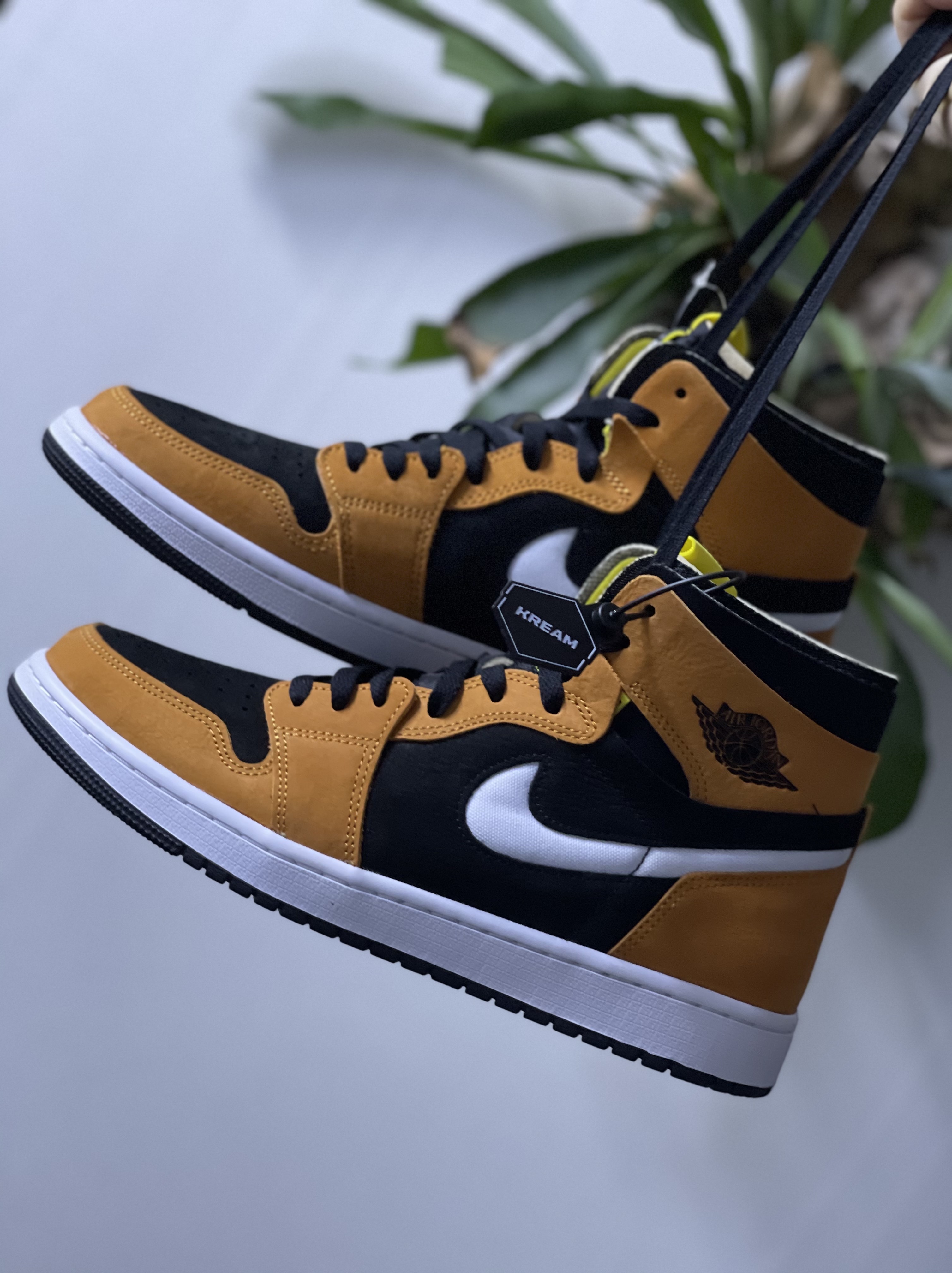 Jordan 1 Zoom Air CMFT Monarch Orange 착용 스타일 - 2