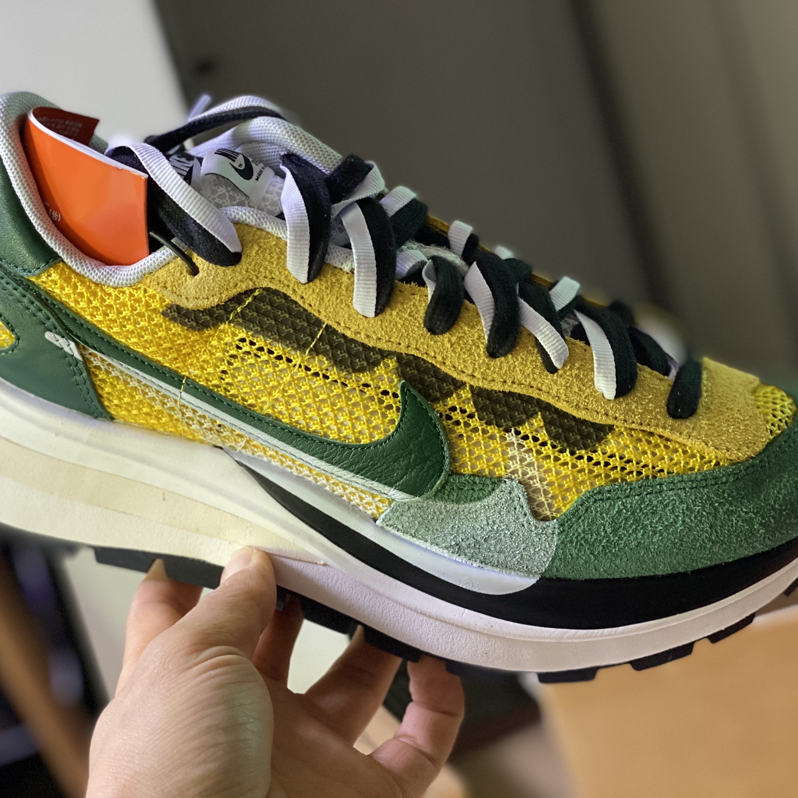 Nike x Sacai VaporWaffle Tour Yellow & Gorge Green Sail 착용 스타일 - 2