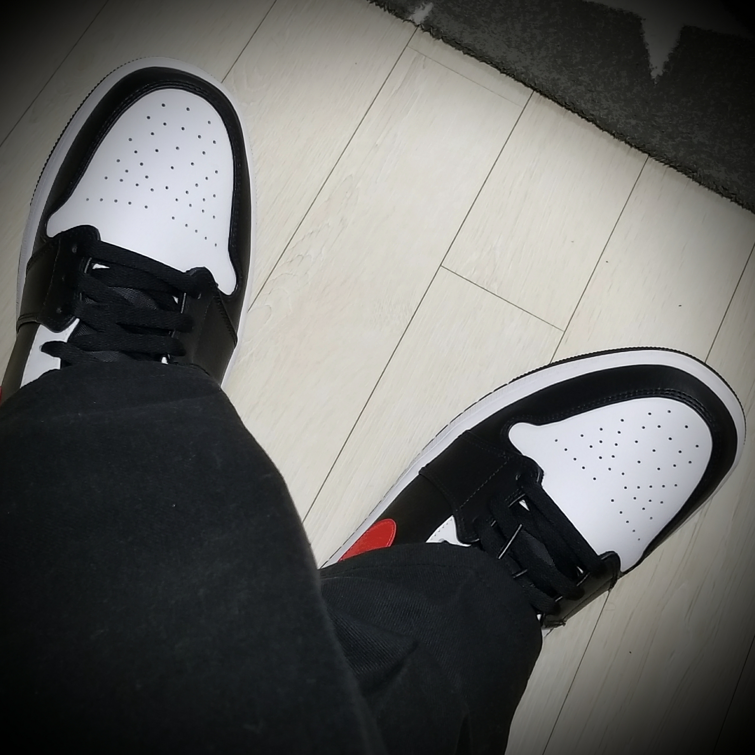 Jordan 1 Mid Black Chile Red 착용 스타일 - 5