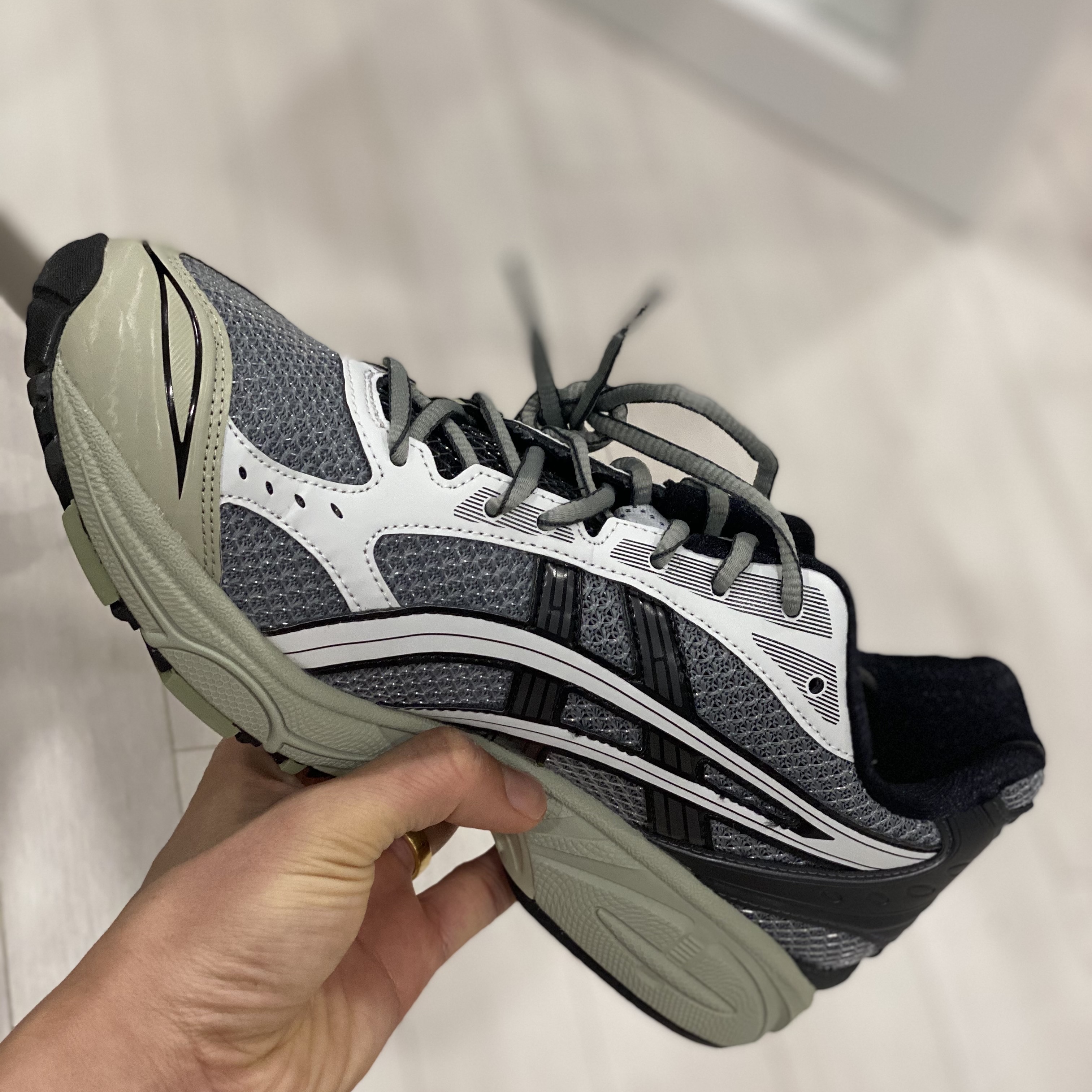 Asics UB1-S Gel-Kayano 14 Piedmont Grey 착용 스타일 - 4