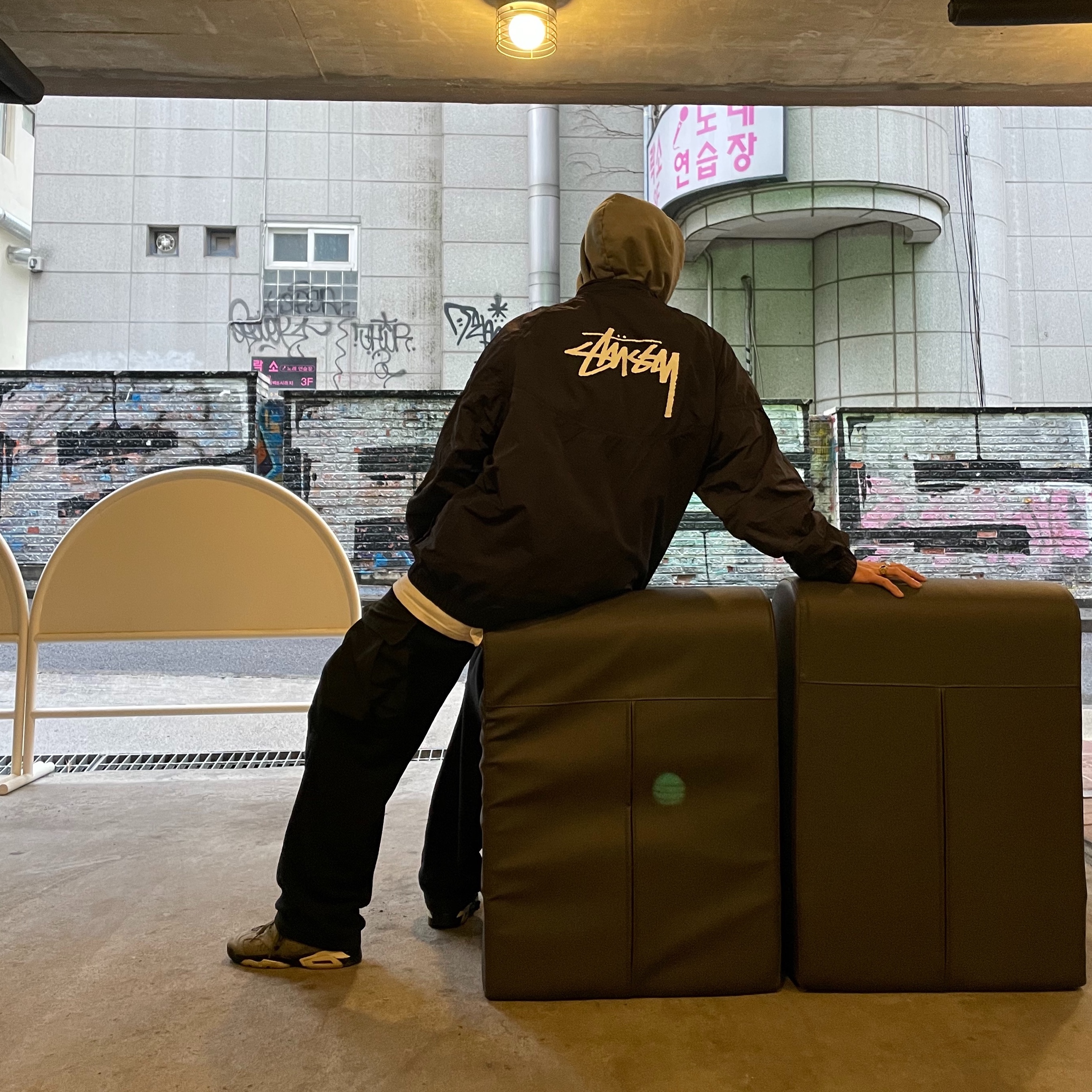 Nike x Stussy Windrunner Jacket Off Noir, Jordan 6 x Travis Scott Retro Olive 착용 스타일