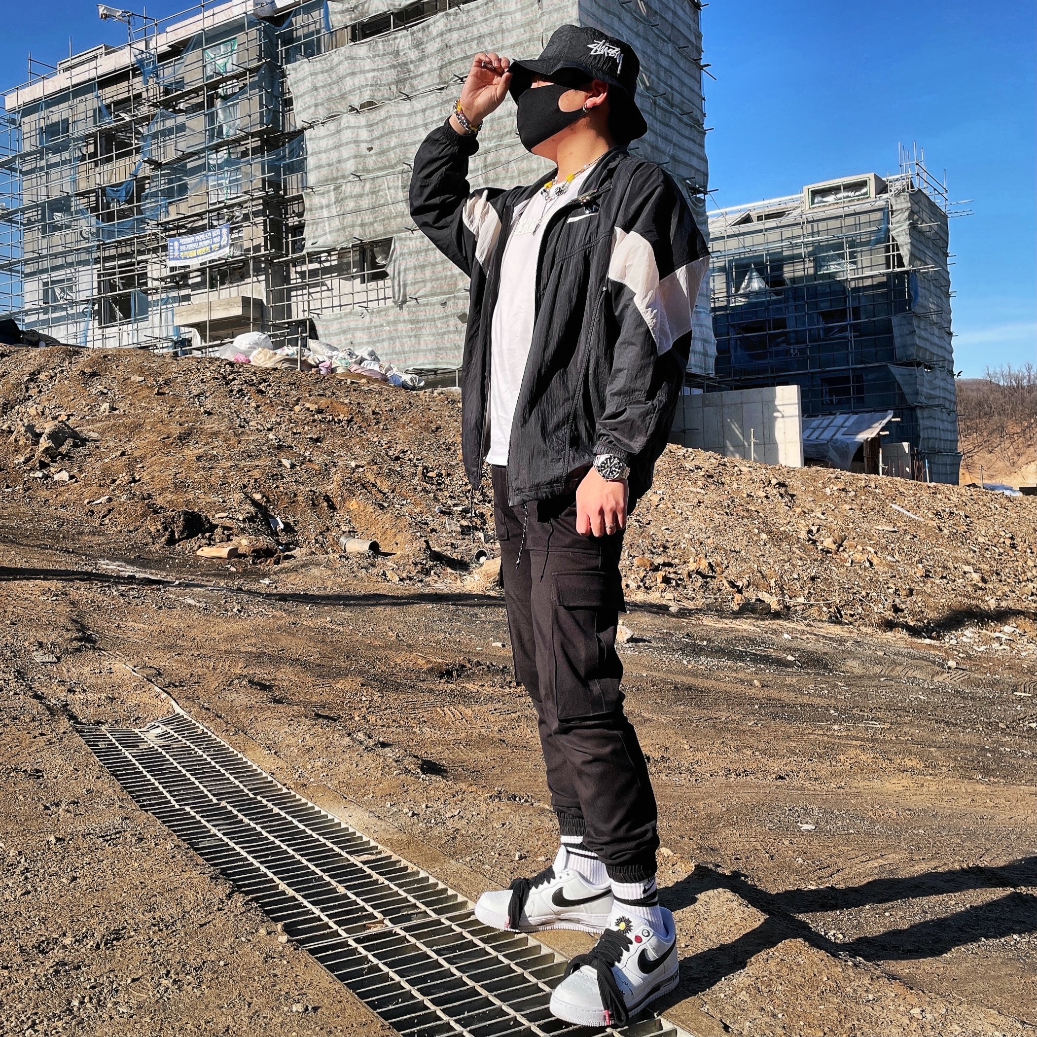 Nike x Peaceminusone Air Force 1 Low Para-Noise 2.0, Nike x Stussy Bucket Hat Black 착용 스타일 - 1