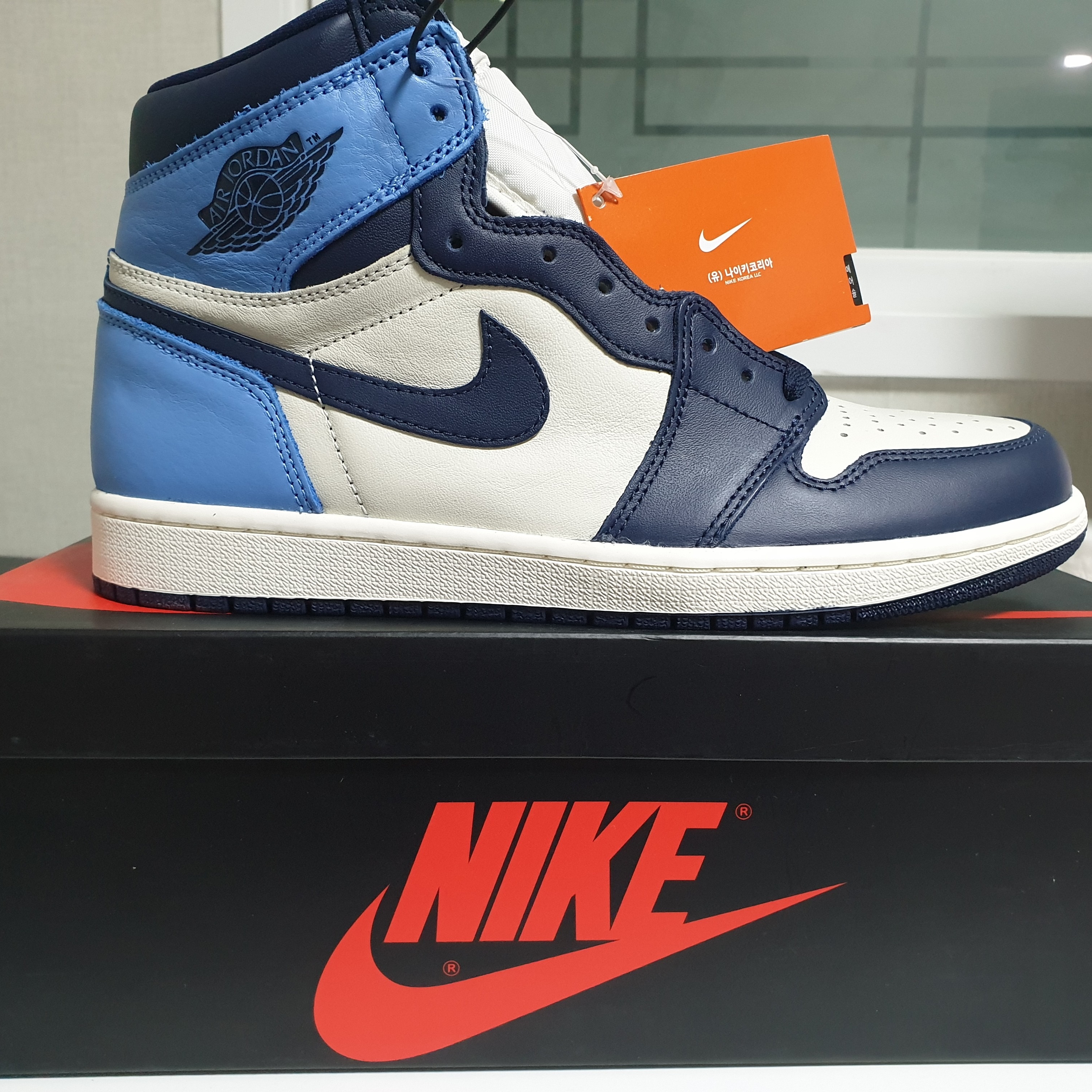 Jordan 1 Retro High Obsidian UNC 착용 스타일 - 3