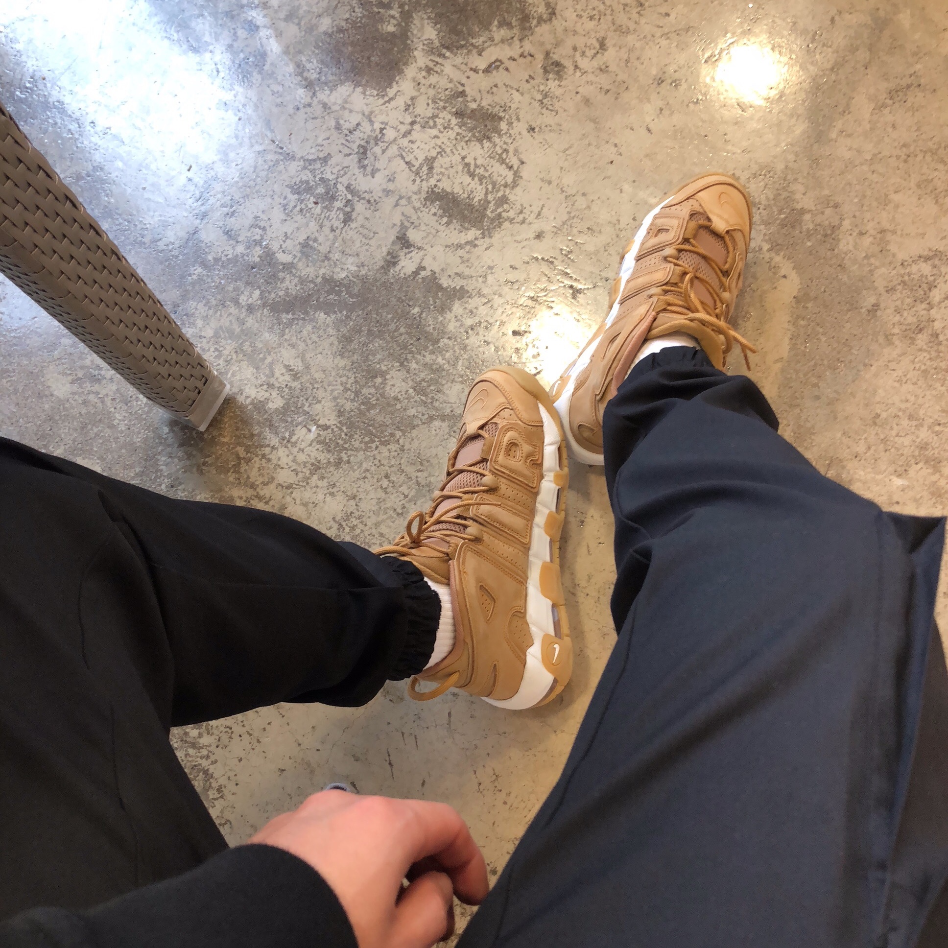 Nike Air More Uptempo Flax 착용 스타일