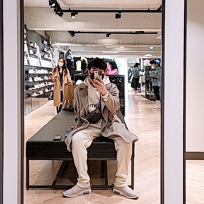 Nike Challenger OG University Gold Habanero Red, Nike x Fear of God Air Fear of God Moccasin Particle Beige 착용 스타일 - 3