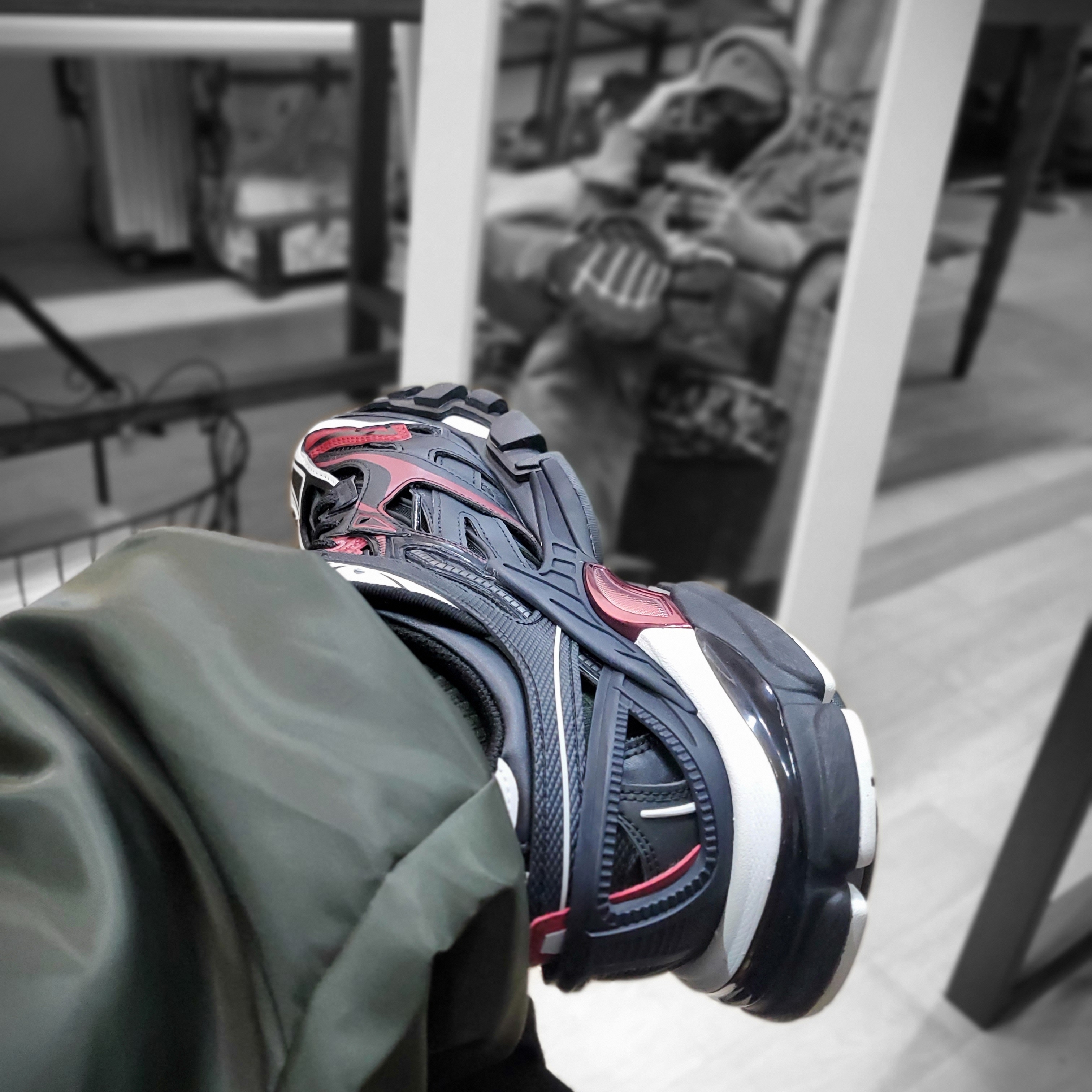 Balenciaga Track.2 Sneakers Black Burgundy 착용 스타일 - 2