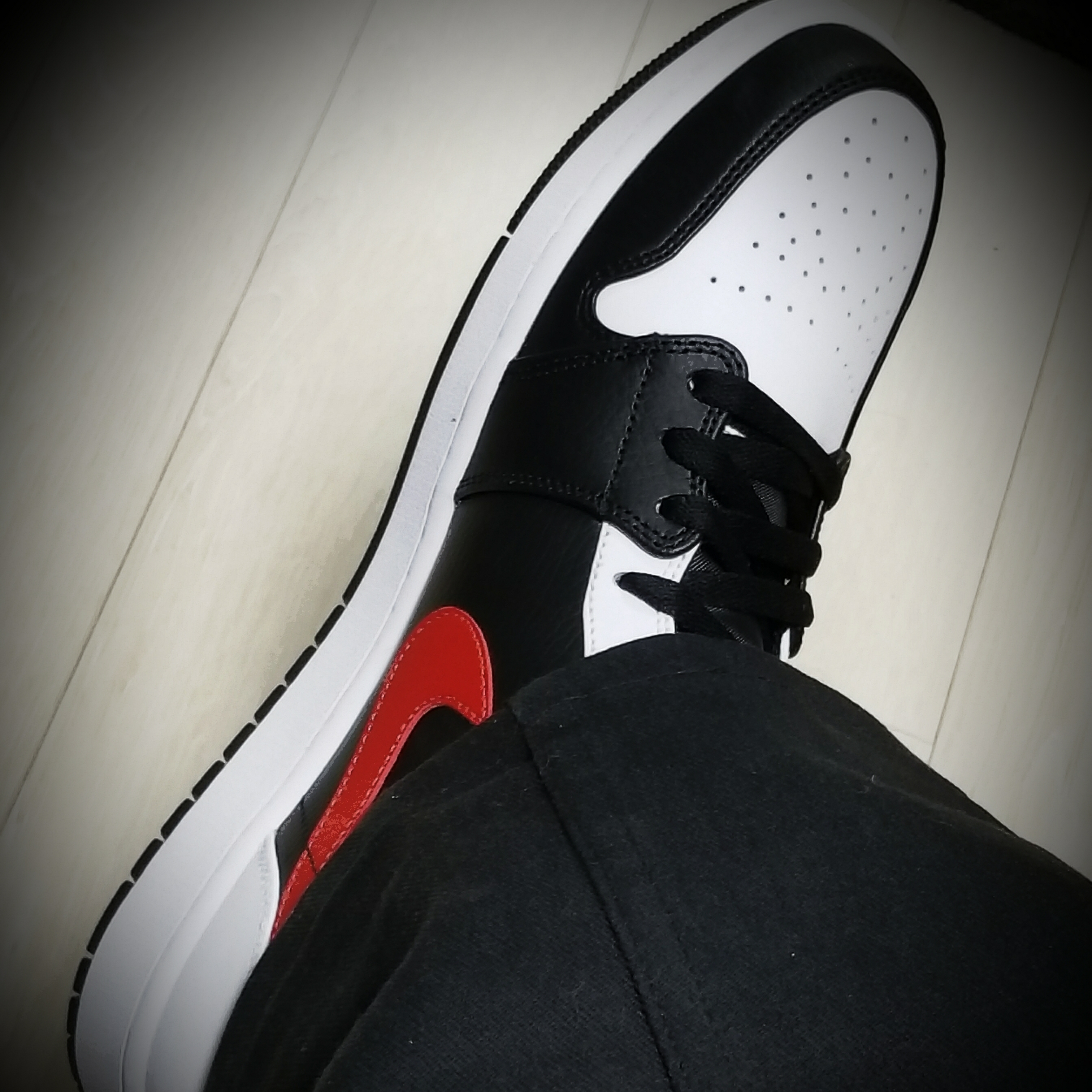 Jordan 1 Mid Black Chile Red 착용 스타일 - 4