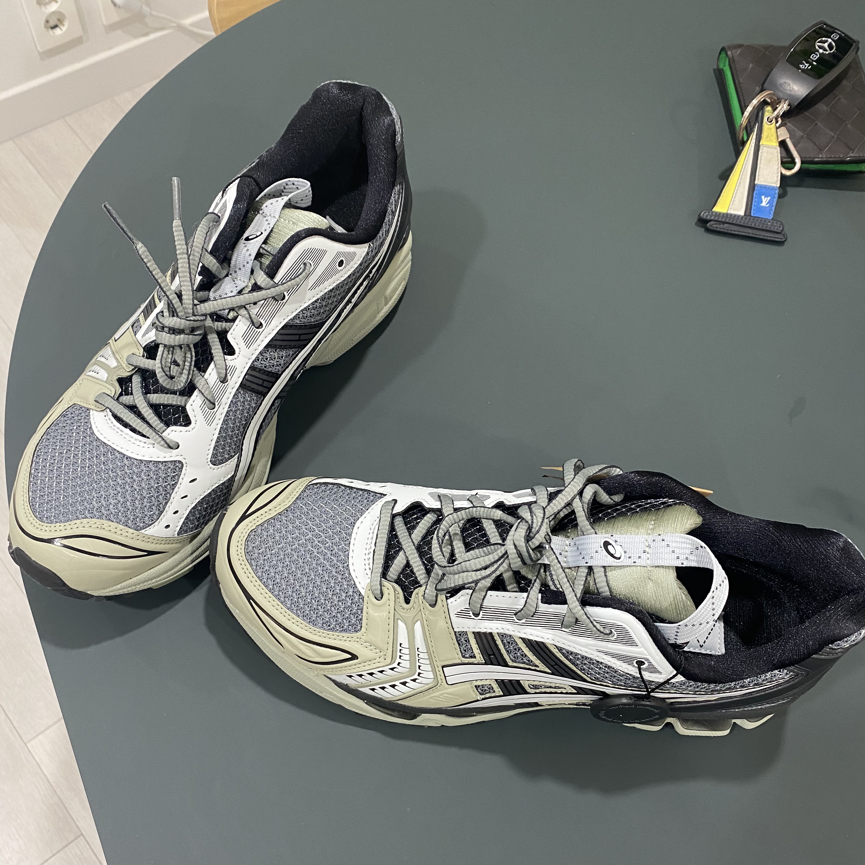 Asics UB1-S Gel-Kayano 14 Piedmont Grey 착용 스타일 - 5