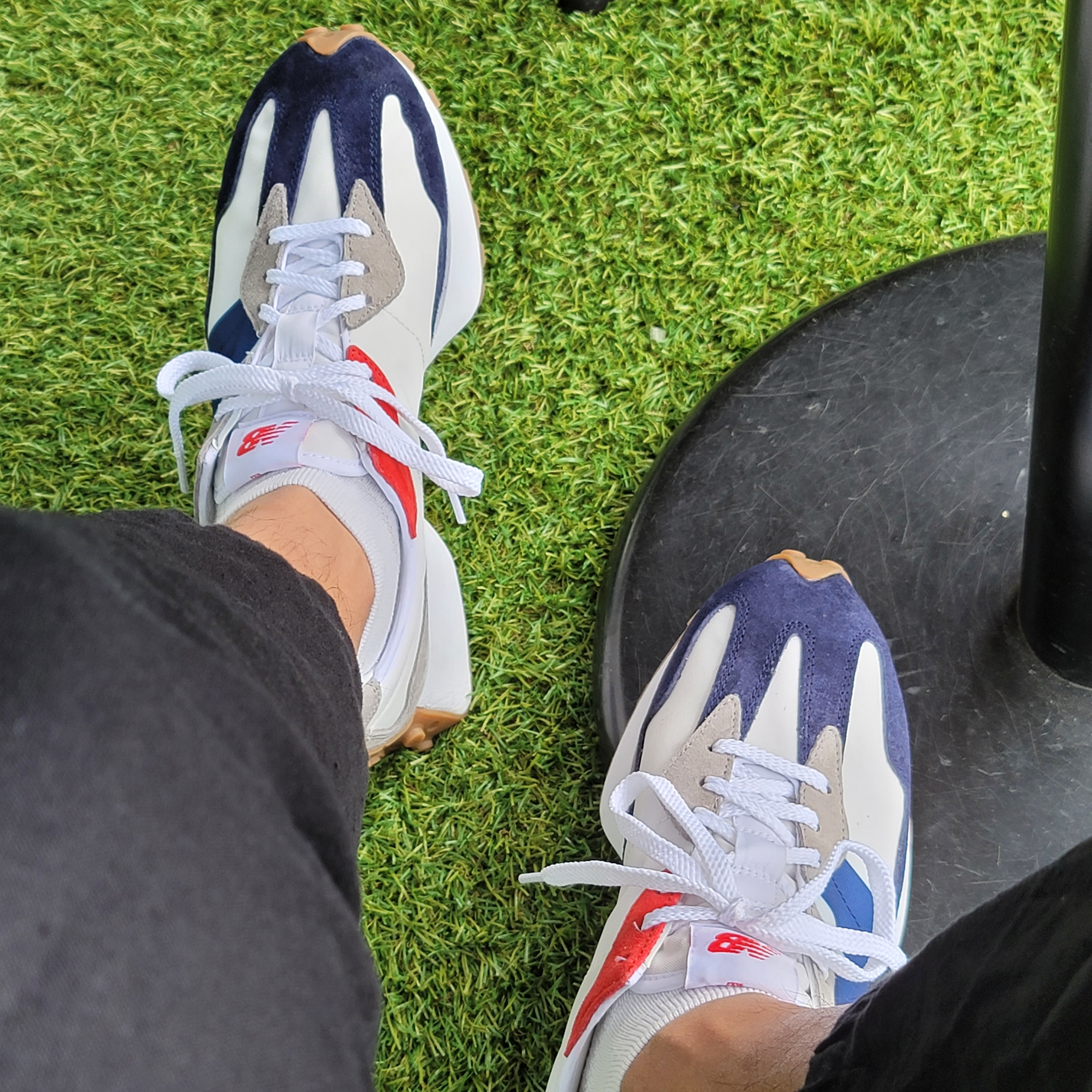 New Balance 327 Navy White Gum 착용 스타일