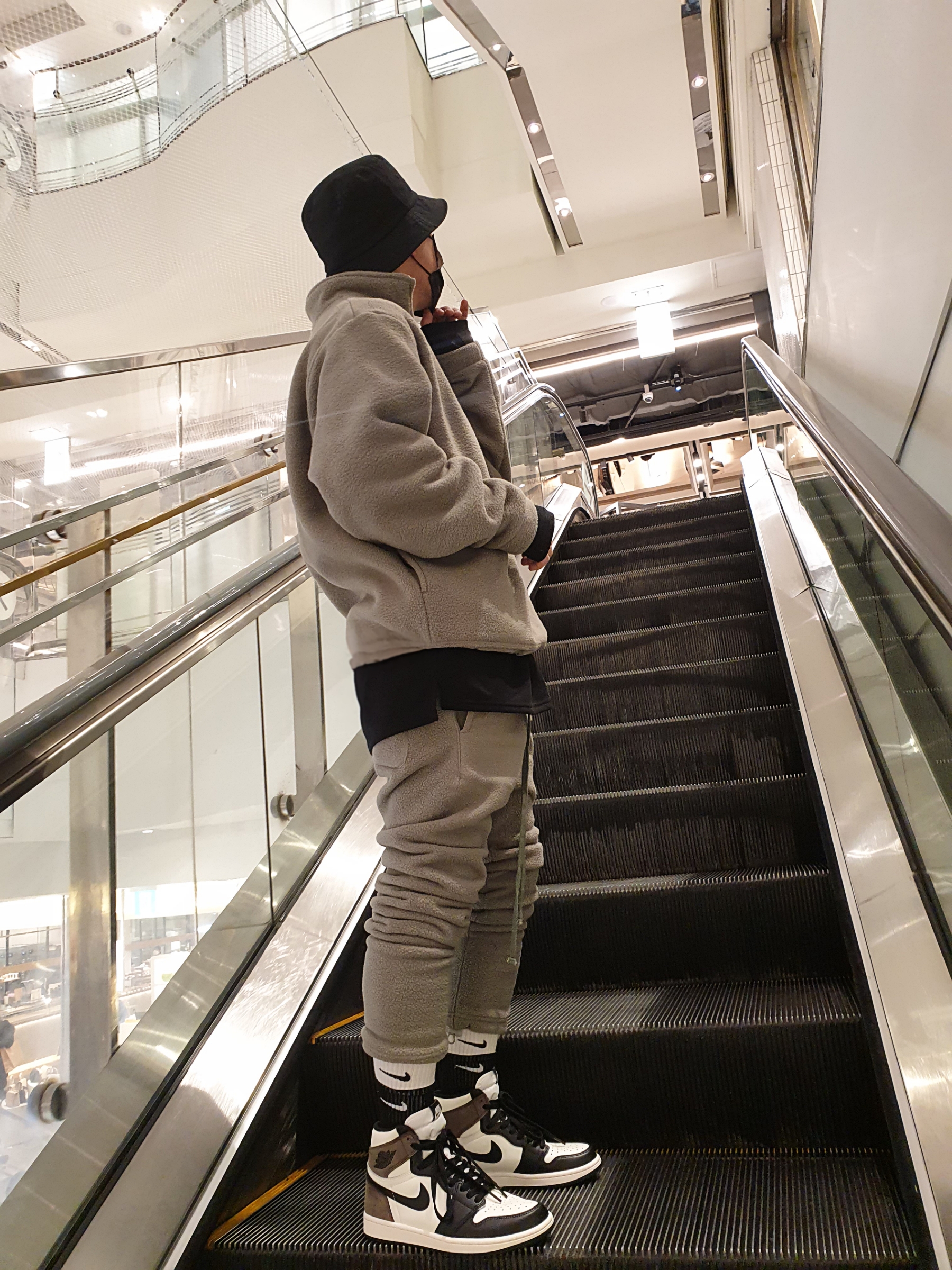 Jordan 1 Retro High OG Black Mocha, Essentials Polar Fleece Sweatpants Taupe - 20FW 착용 스타일