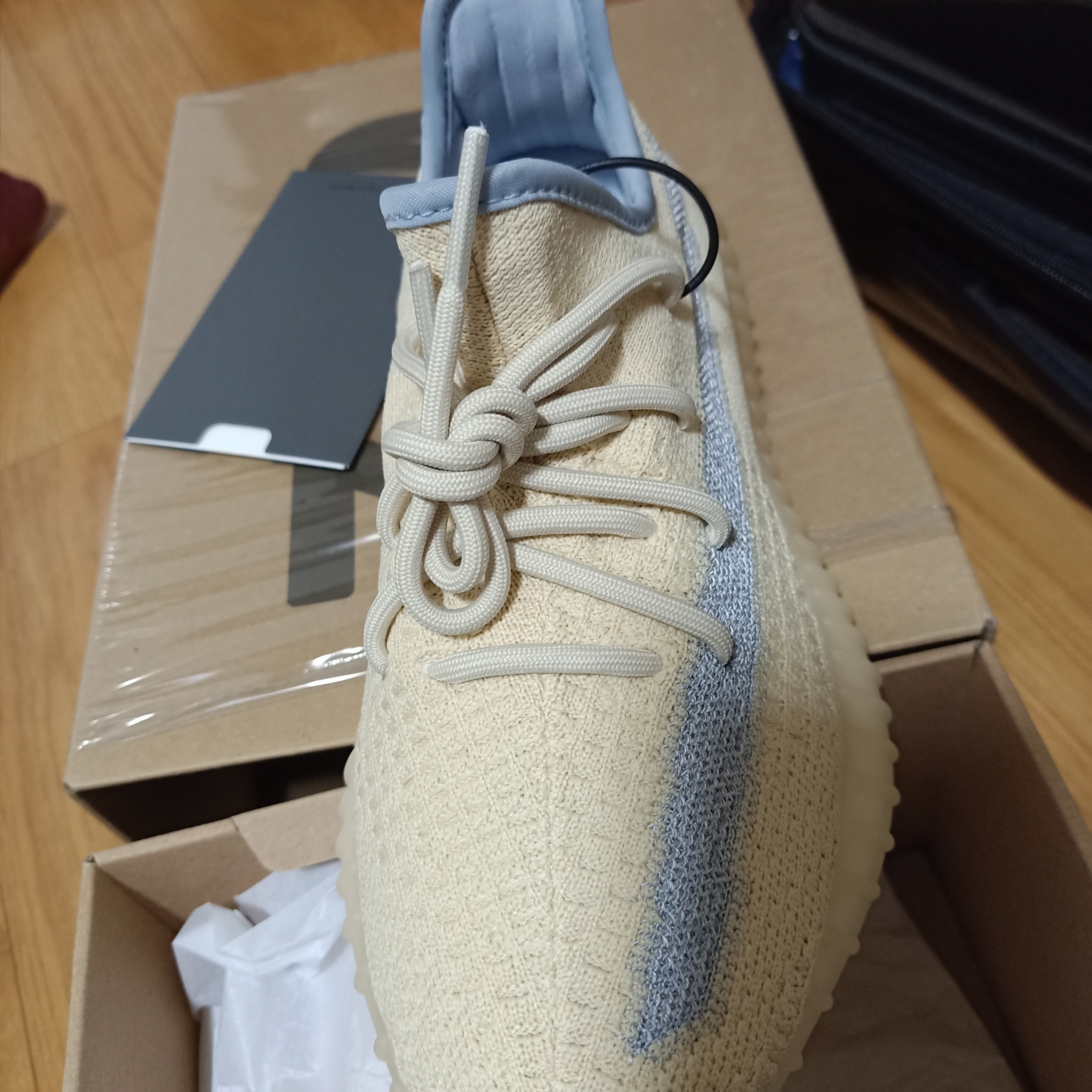 Adidas Yeezy Boost 350 V2 Linen 착용 스타일 - 3