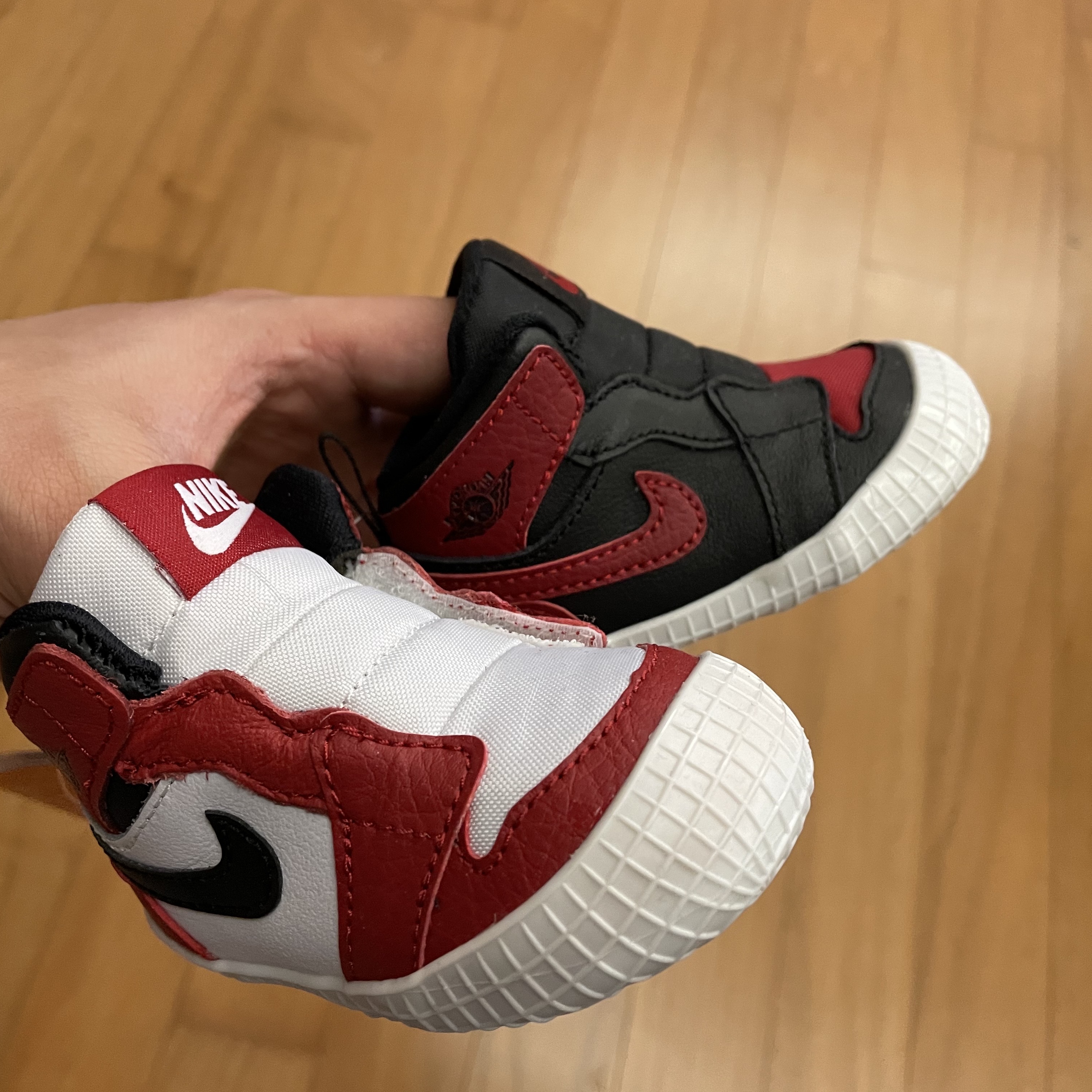 (CB) Jordan 1 Crib Bootie White Varsity Red, (CB) Jordan 1 Crib Bootie Bred 착용 스타일