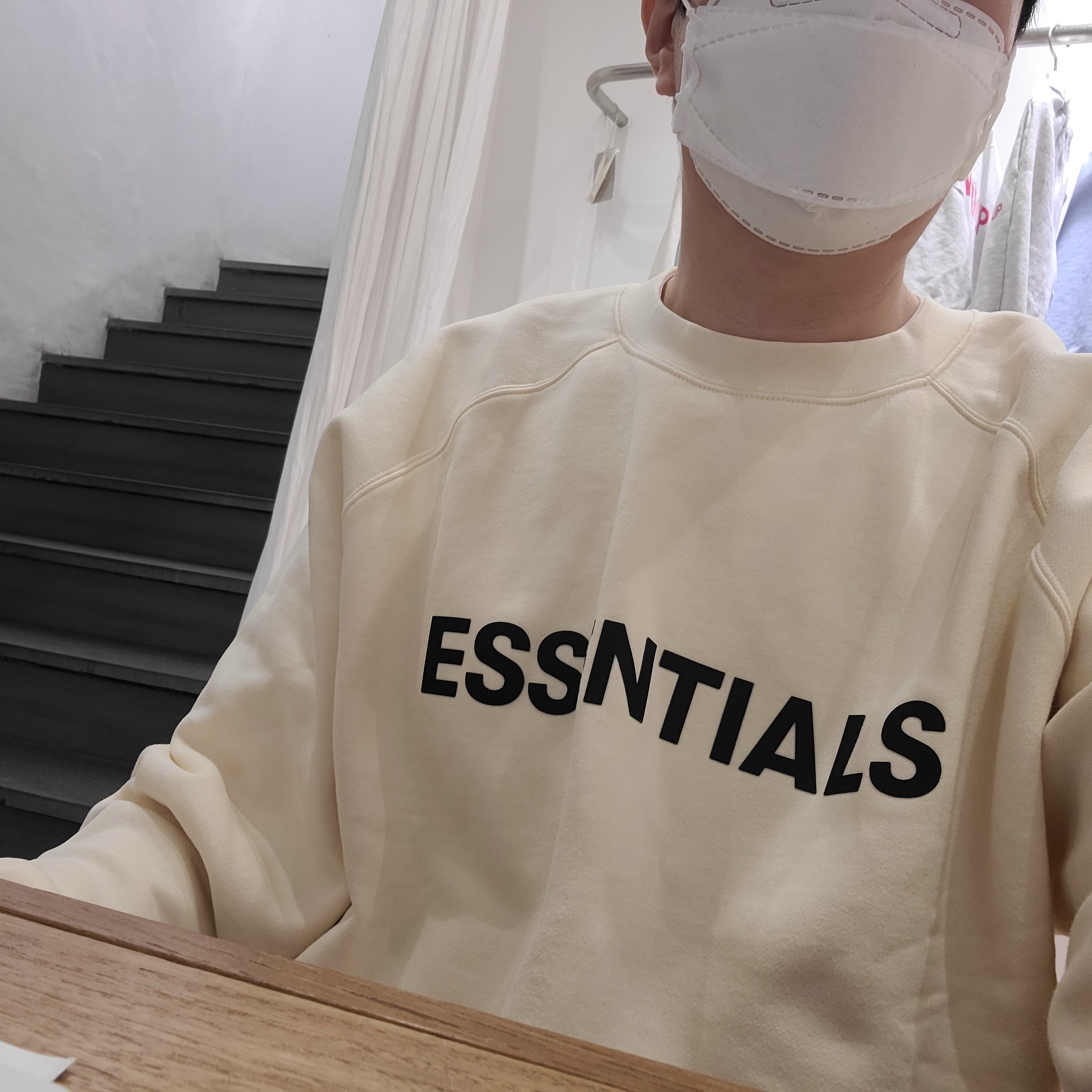 Essentials 3D Silicon Applique Crewneck Buttercream 2020 착용 스타일 - 1