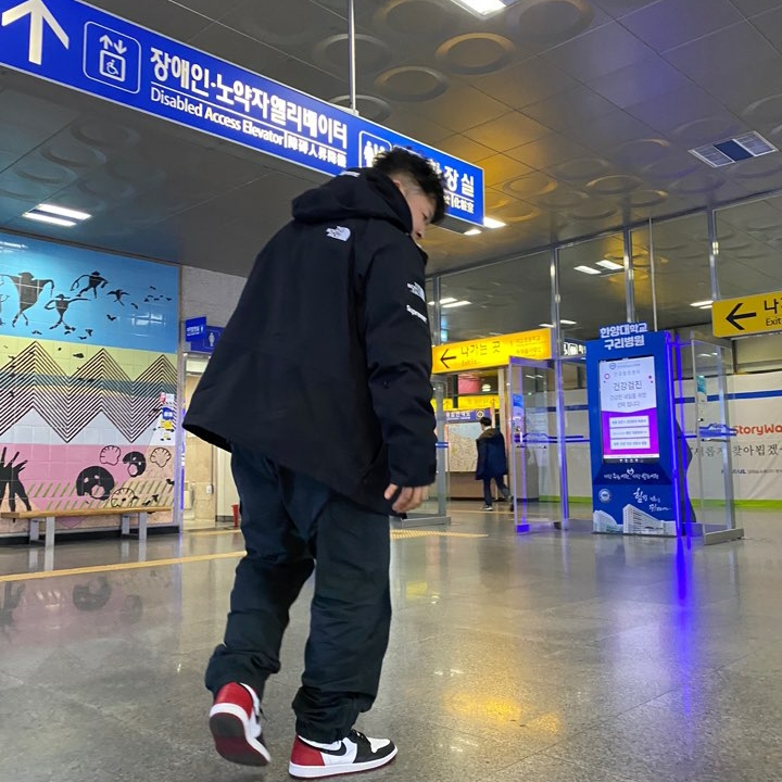 Jordan 1 Retro High OG Black Toe 2016, Supreme x Stone Island Camo Cargo Pants Black - 19SS 착용 스타일