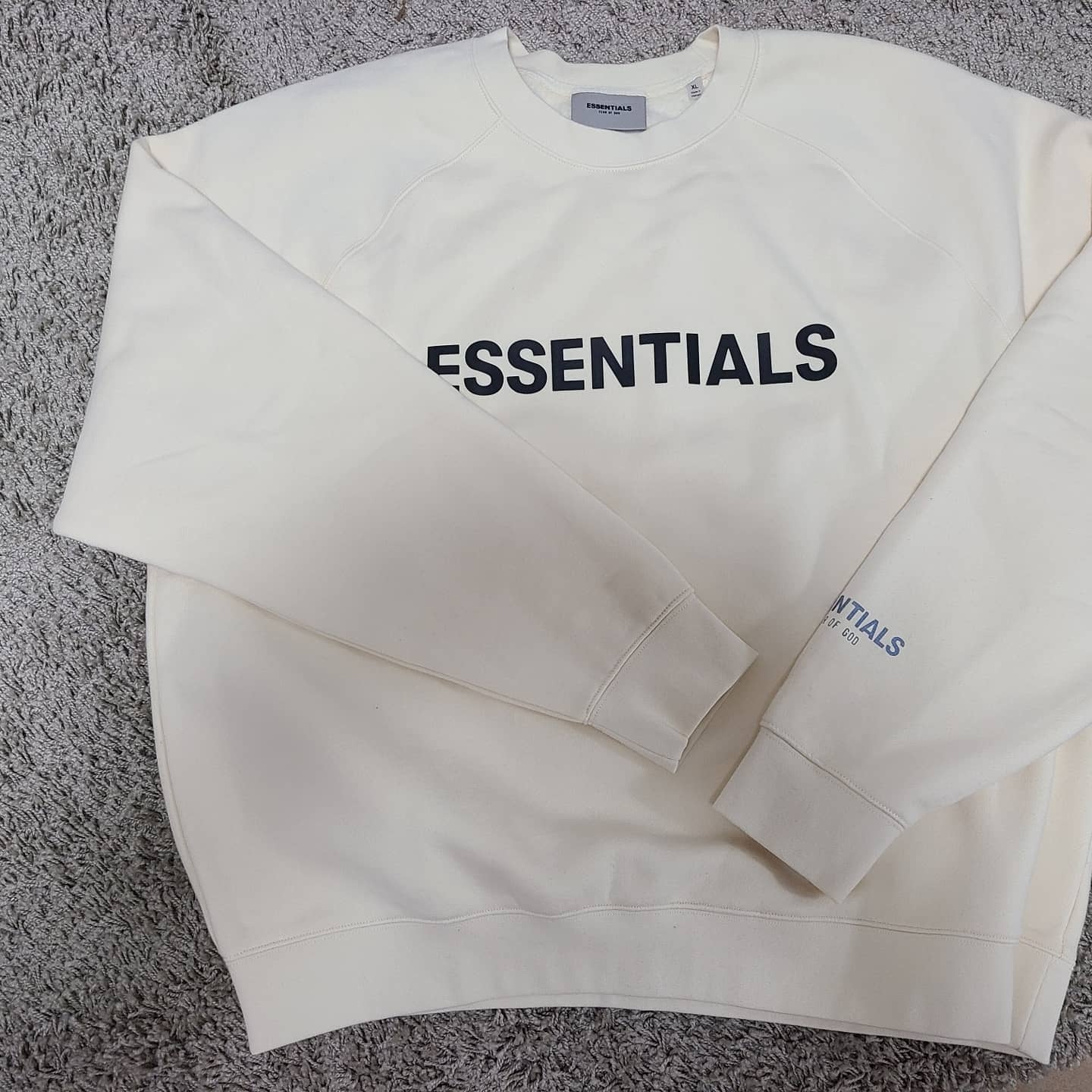 Essentials 3D Silicon Applique Crewneck Buttercream 2020 착용 스타일 - 2