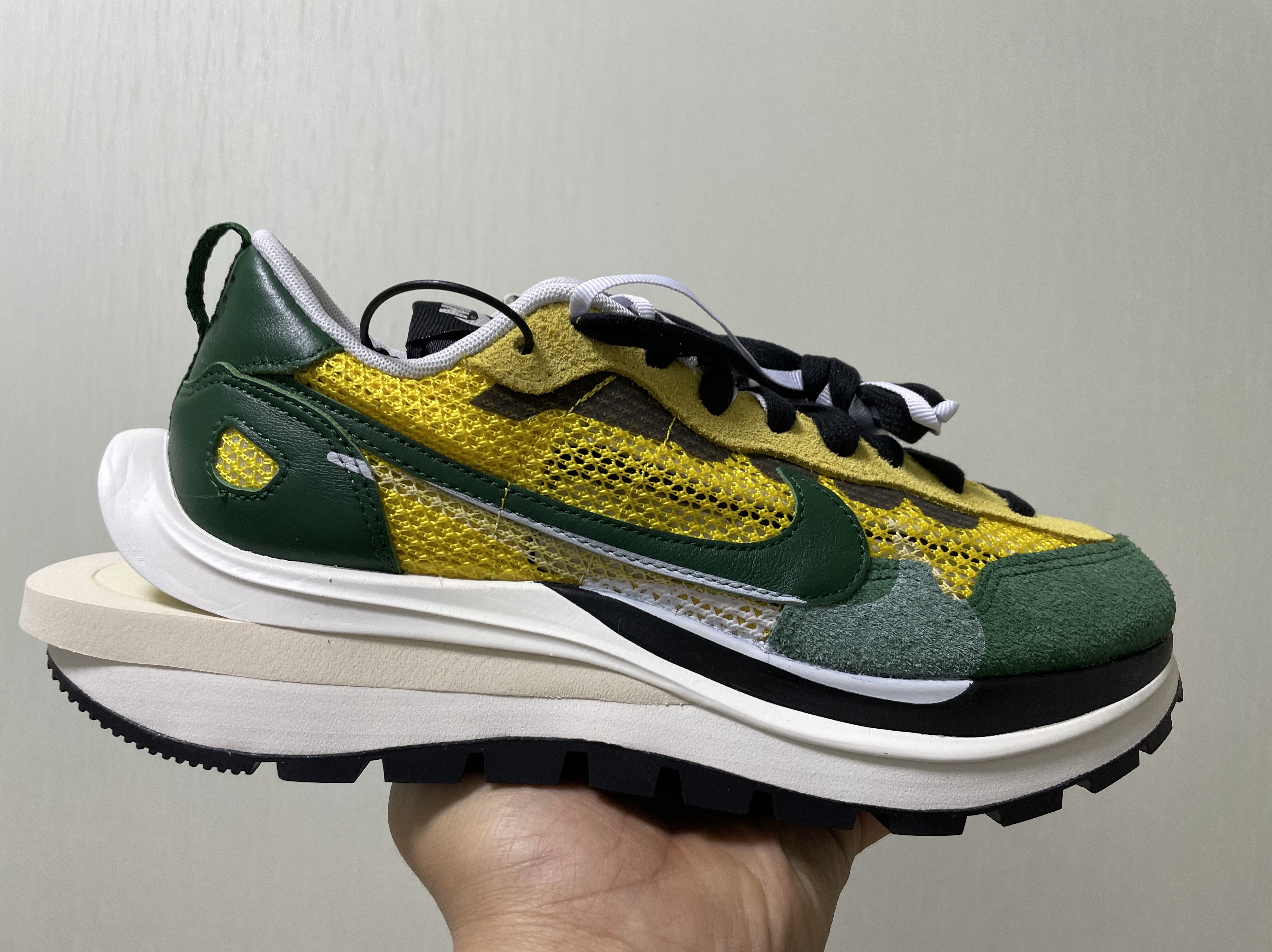 Nike x Sacai VaporWaffle Tour Yellow & Gorge Green Sail 착용 스타일 - 2
