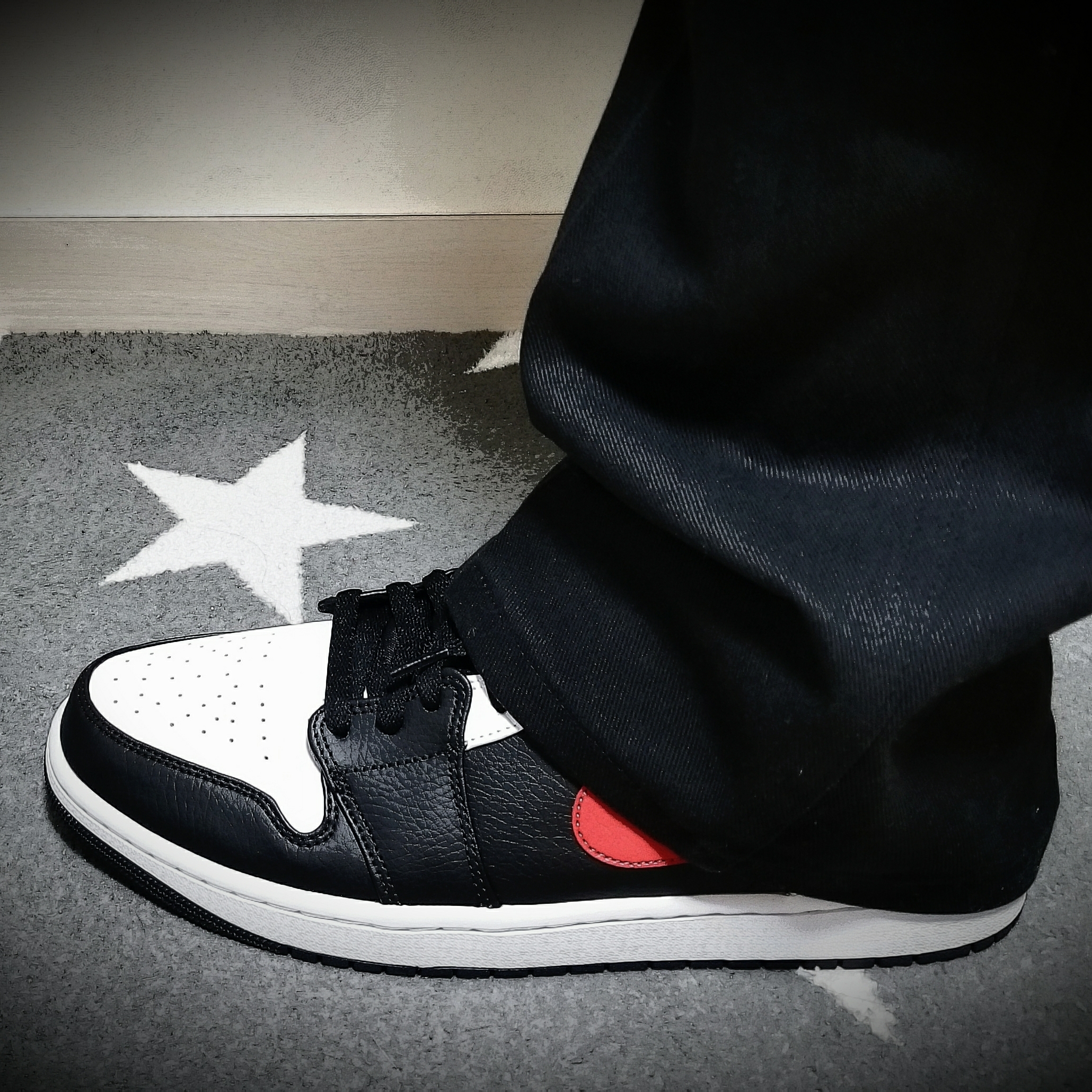 Jordan 1 Mid Black Chile Red 착용 스타일 - 2