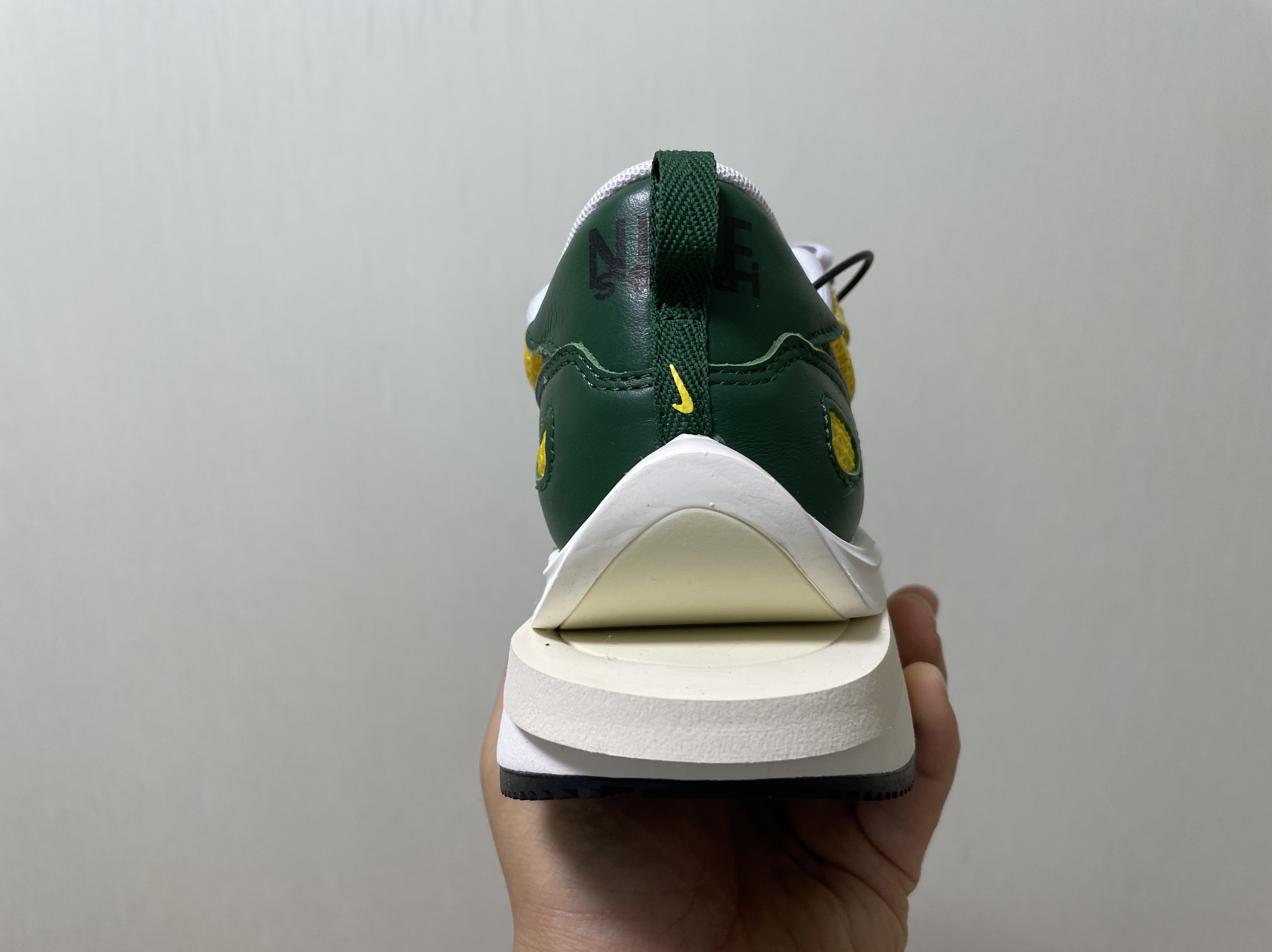 Nike x Sacai VaporWaffle Tour Yellow & Gorge Green Sail 착용 스타일 - 3