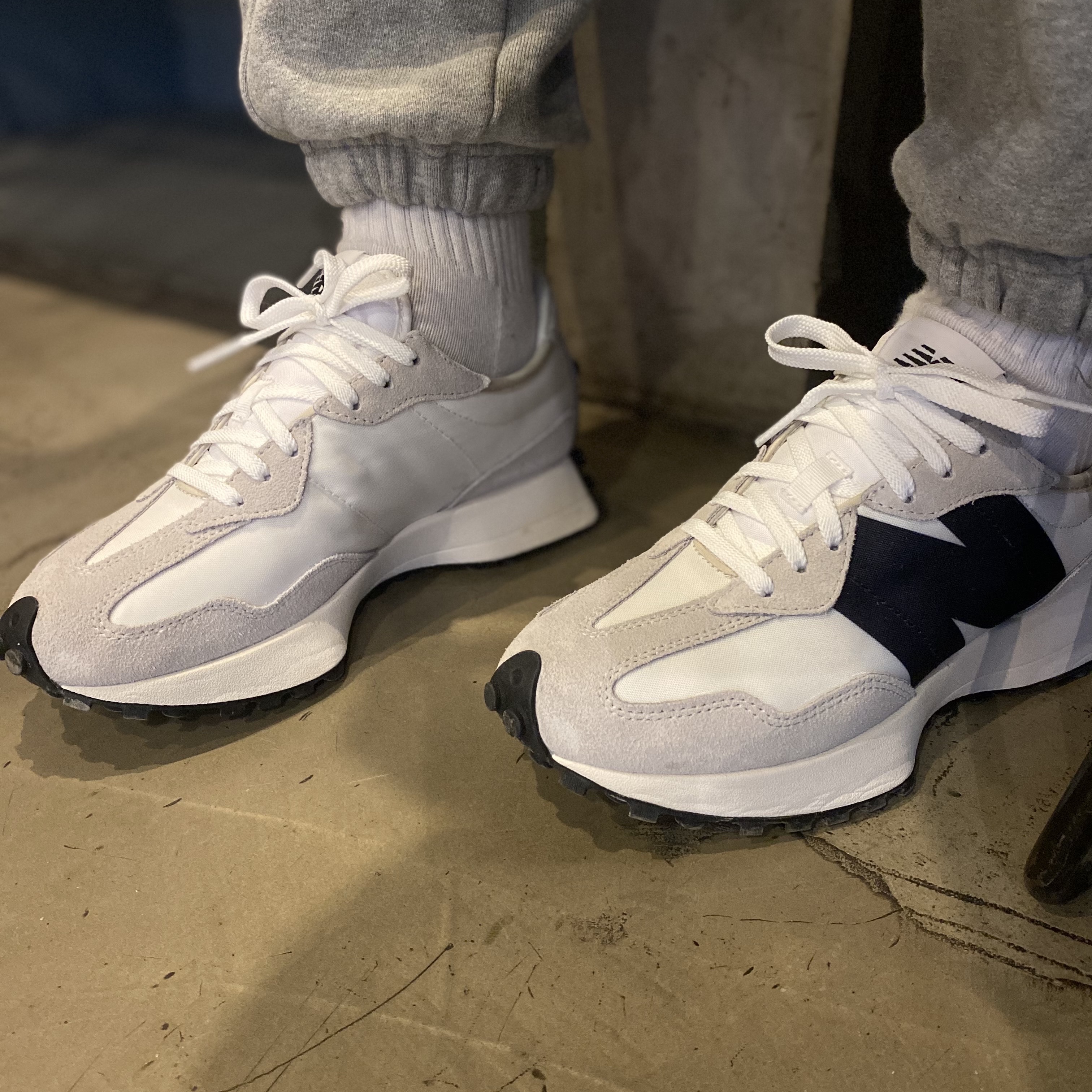 New Balance 327 White Black 착용 스타일 - 1