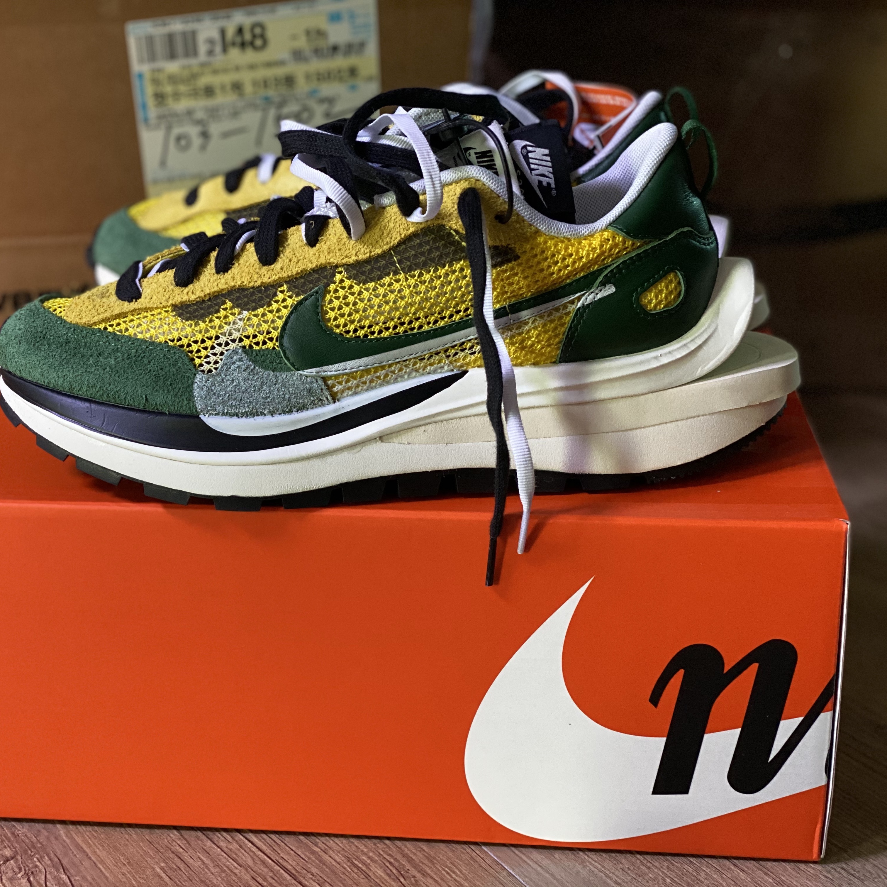 Nike x Sacai VaporWaffle Tour Yellow & Gorge Green Sail 착용 스타일 - 3