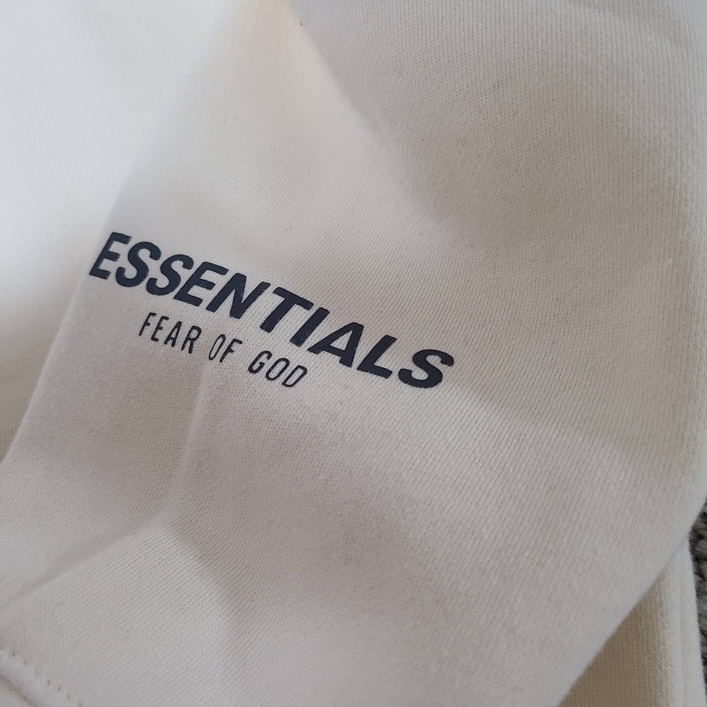 Essentials 3D Silicon Applique Crewneck Buttercream 2020 착용 스타일 - 3