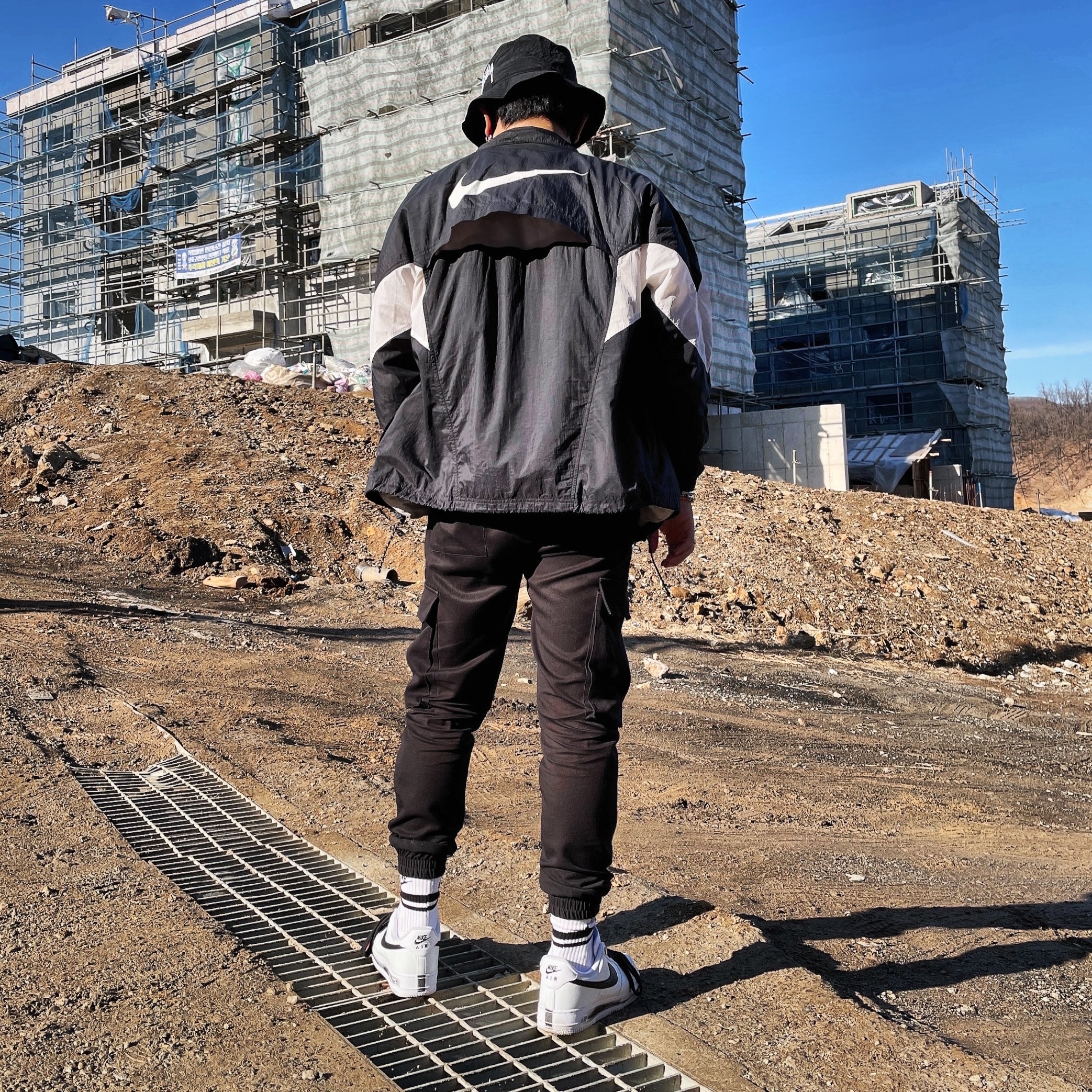 Nike x Peaceminusone Air Force 1 Low Para-Noise 2.0, Nike x Stussy Bucket Hat Black 착용 스타일 - 2
