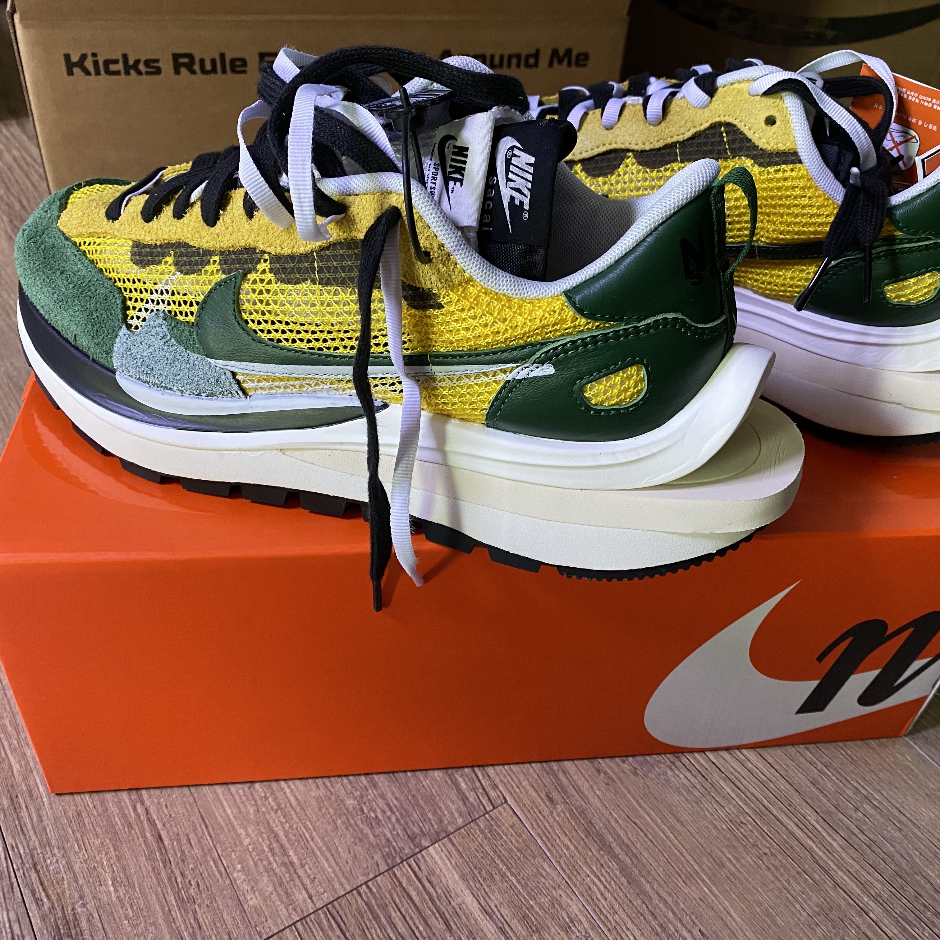 Nike x Sacai VaporWaffle Tour Yellow & Gorge Green Sail 착용 스타일 - 4