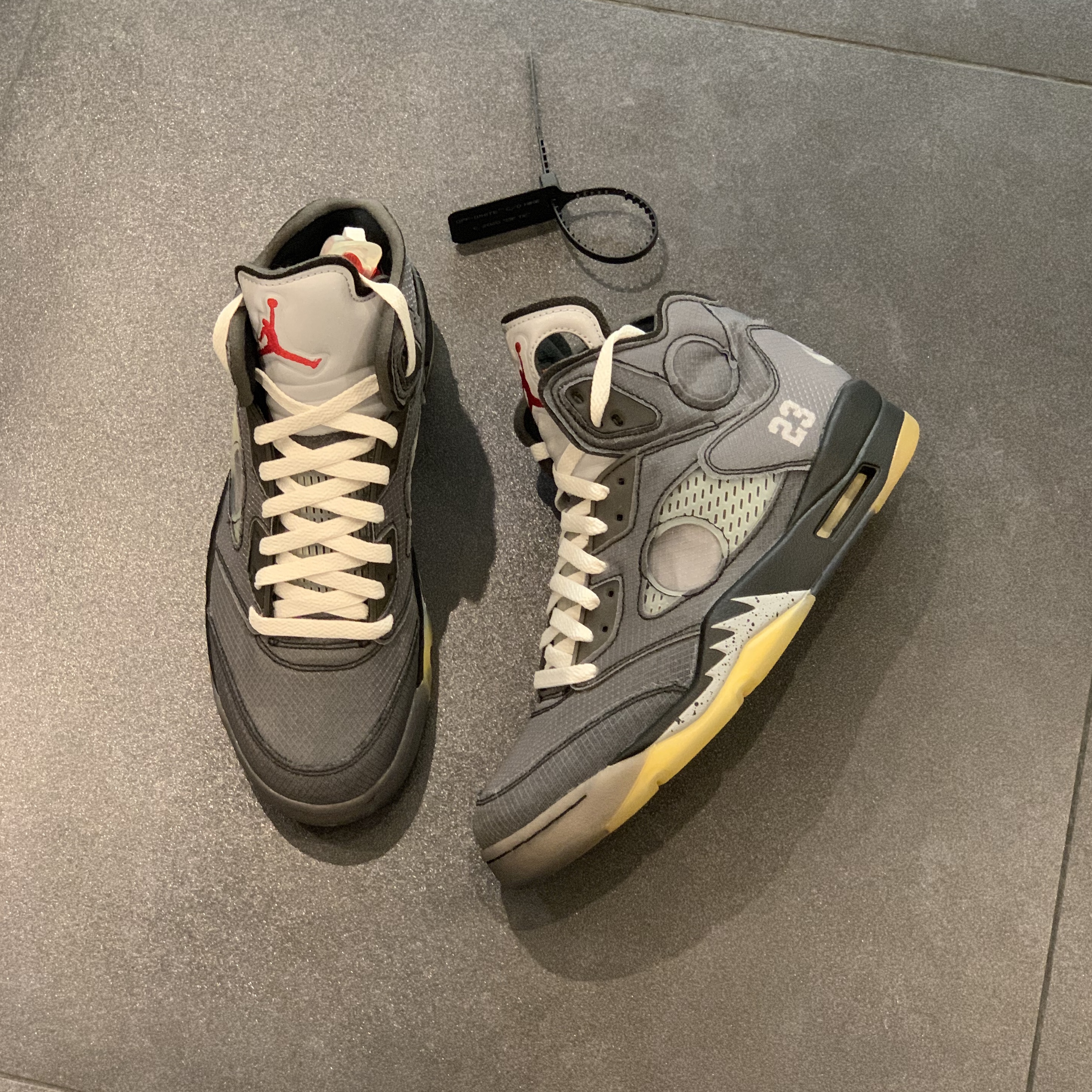 Jordan 5 x Off-White Retro SP Black Muslin 착용 스타일