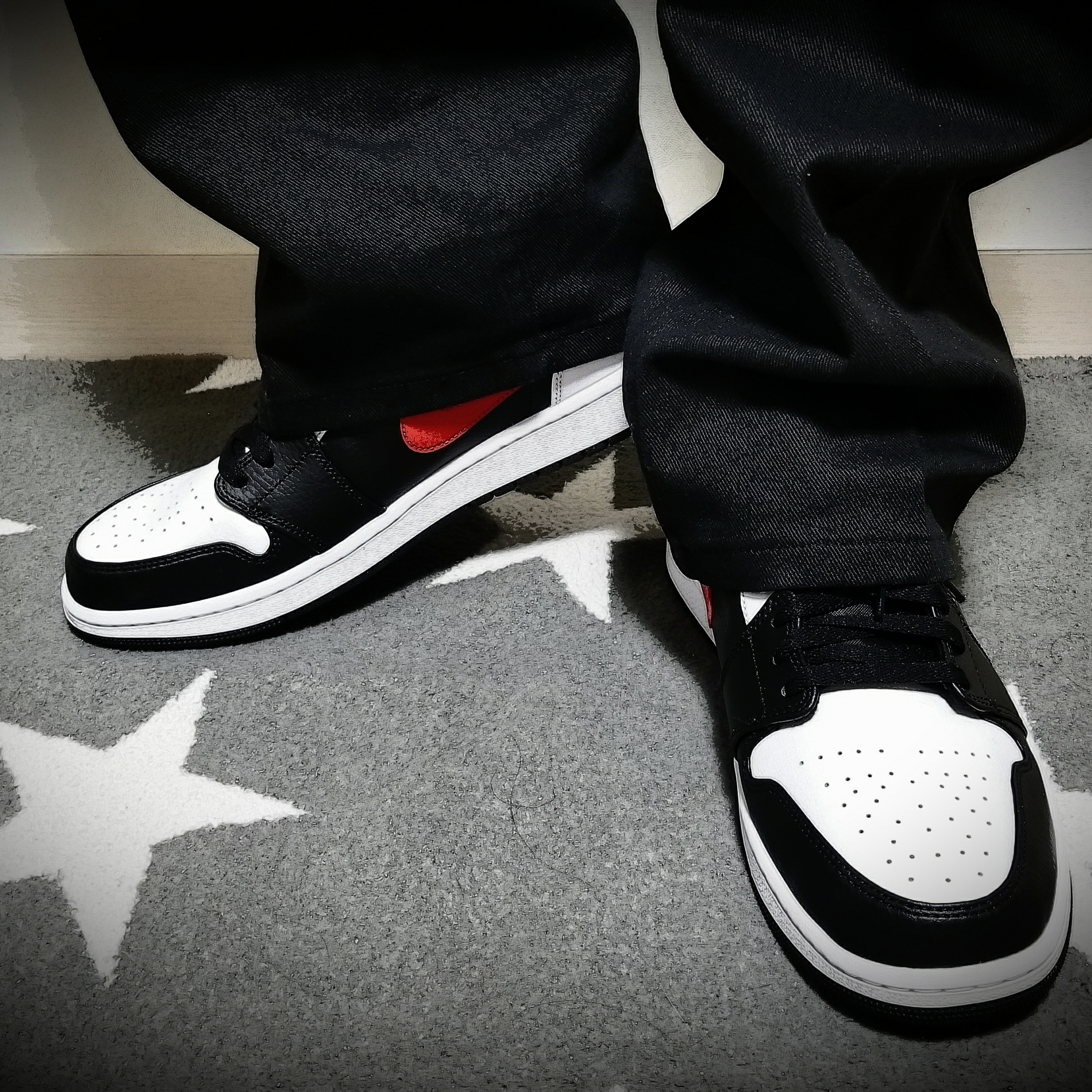Jordan 1 Mid Black Chile Red 착용 스타일 - 3