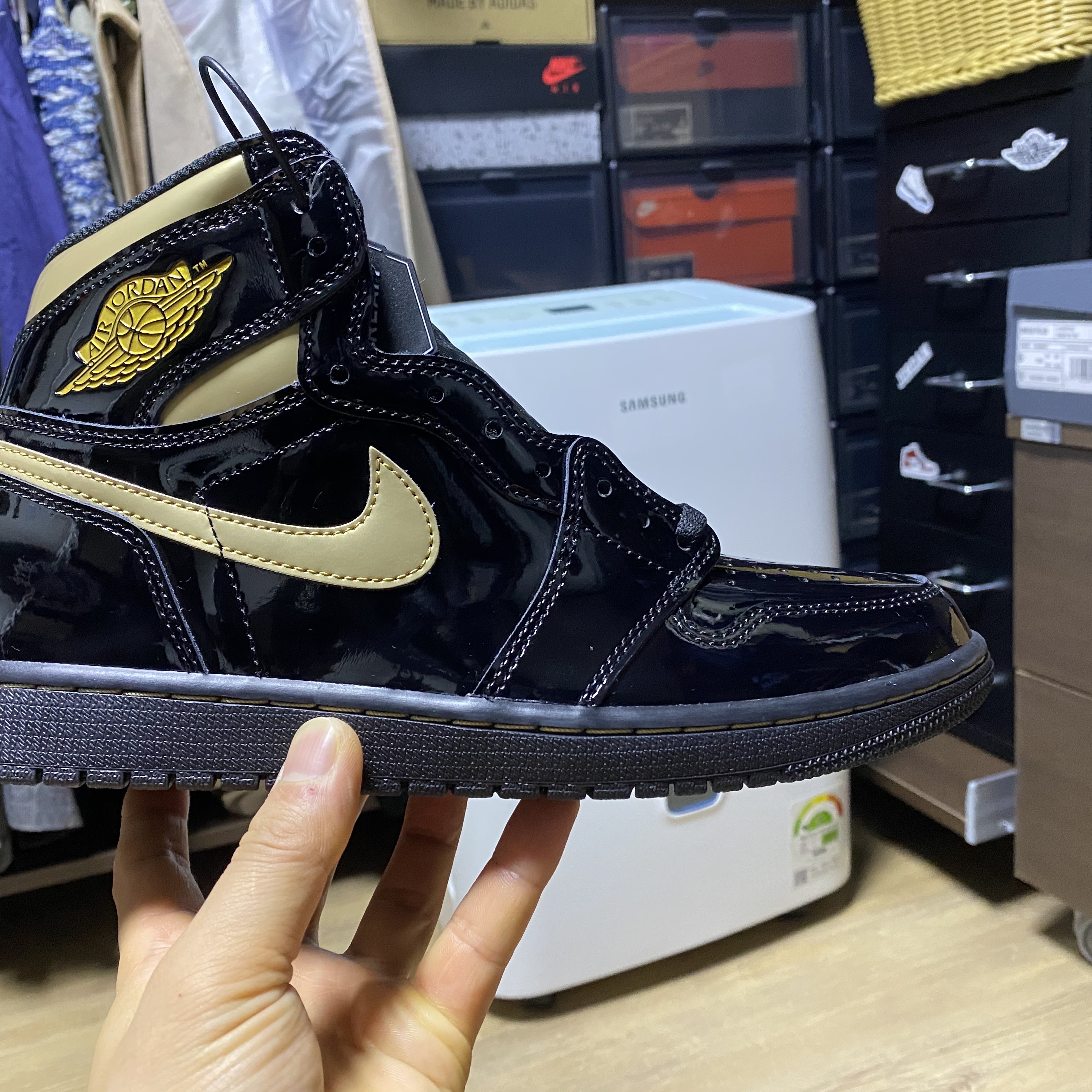 Jordan 1 Retro High OG Metallic Gold 착용 스타일 - 3