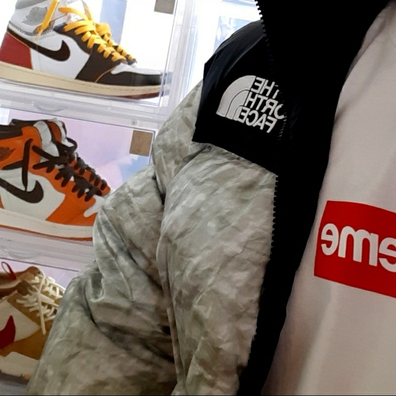 Supreme x The North Face Paper Print Nuptse Jacket - 19FW 착용 스타일