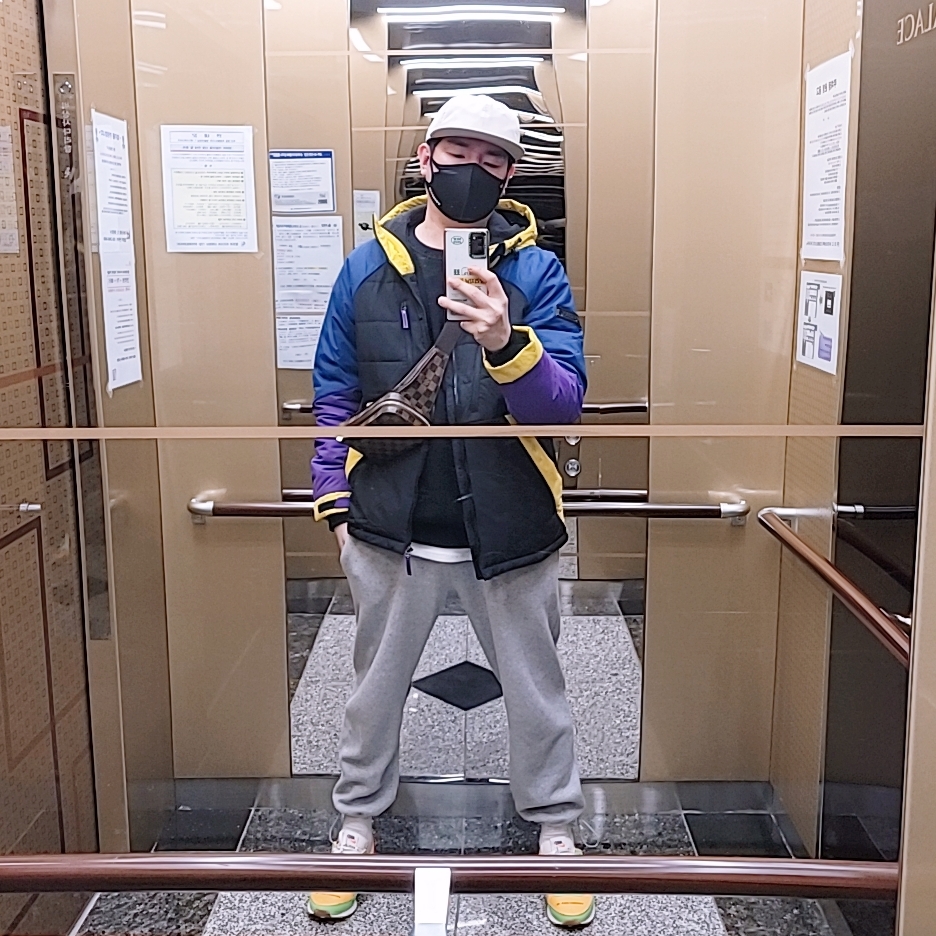 Nike Challenger OG University Gold Habanero Red, Nike x Fear of God Air Fear of God Moccasin Particle Beige 착용 스타일 - 1