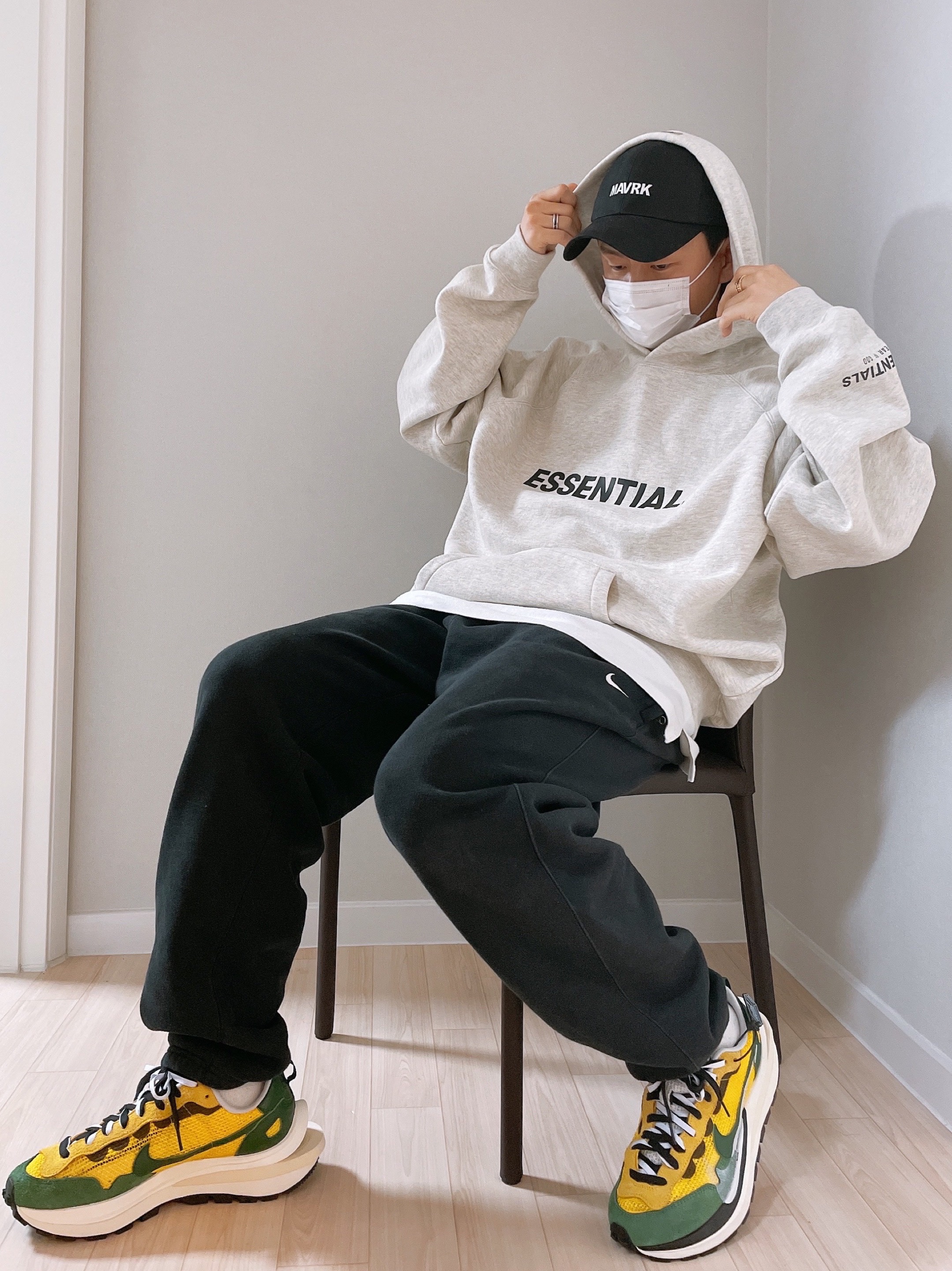 Nike x Sacai VaporWaffle Tour Yellow & Gorge Green Sail, Essentials 3D Silicon Applique Pullover Hoodie Oatmeal/Oatmeal Heather/Light Heather Oatmeal 2020 착용 스타일