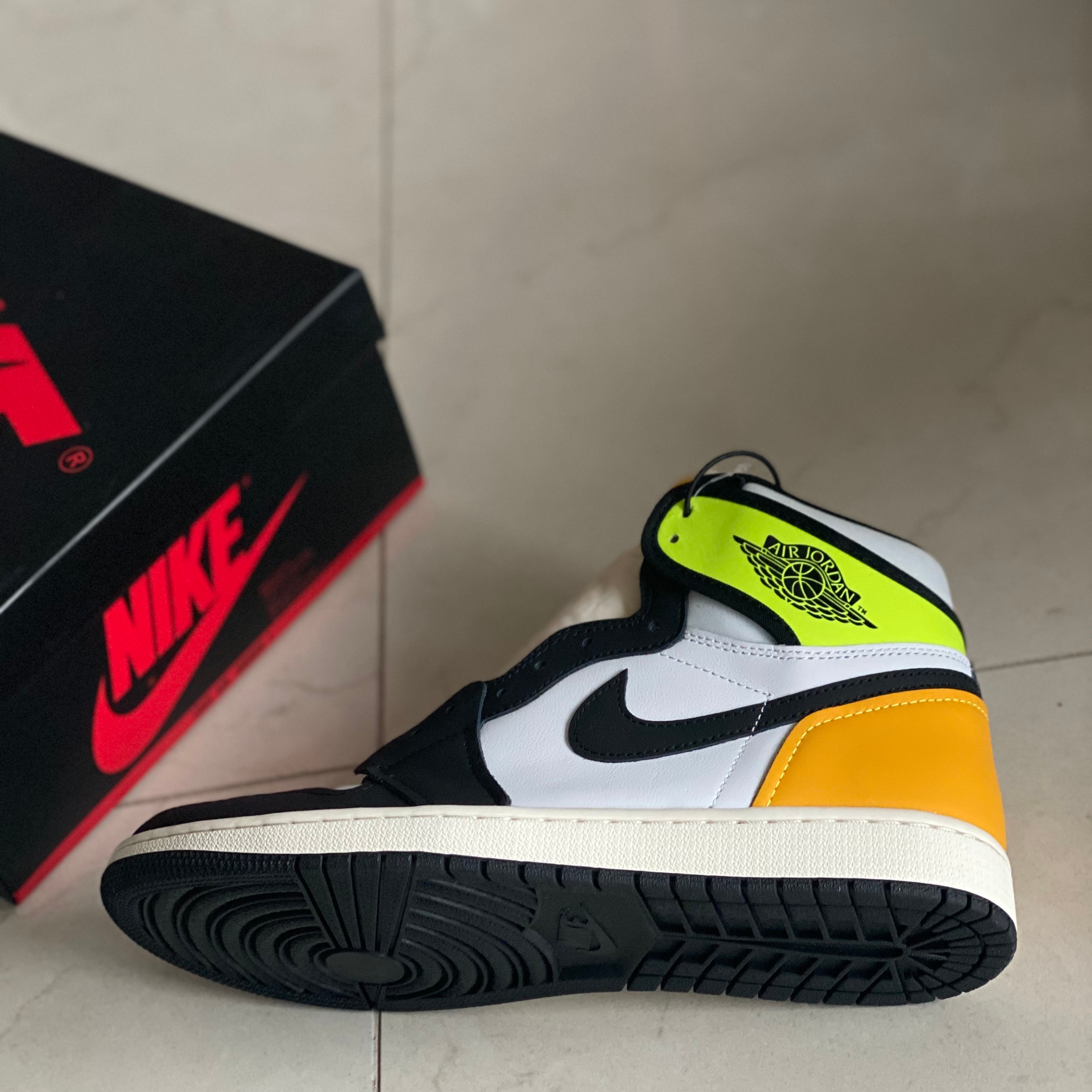 Jordan 1 Retro High OG Volt Gold 착용 스타일