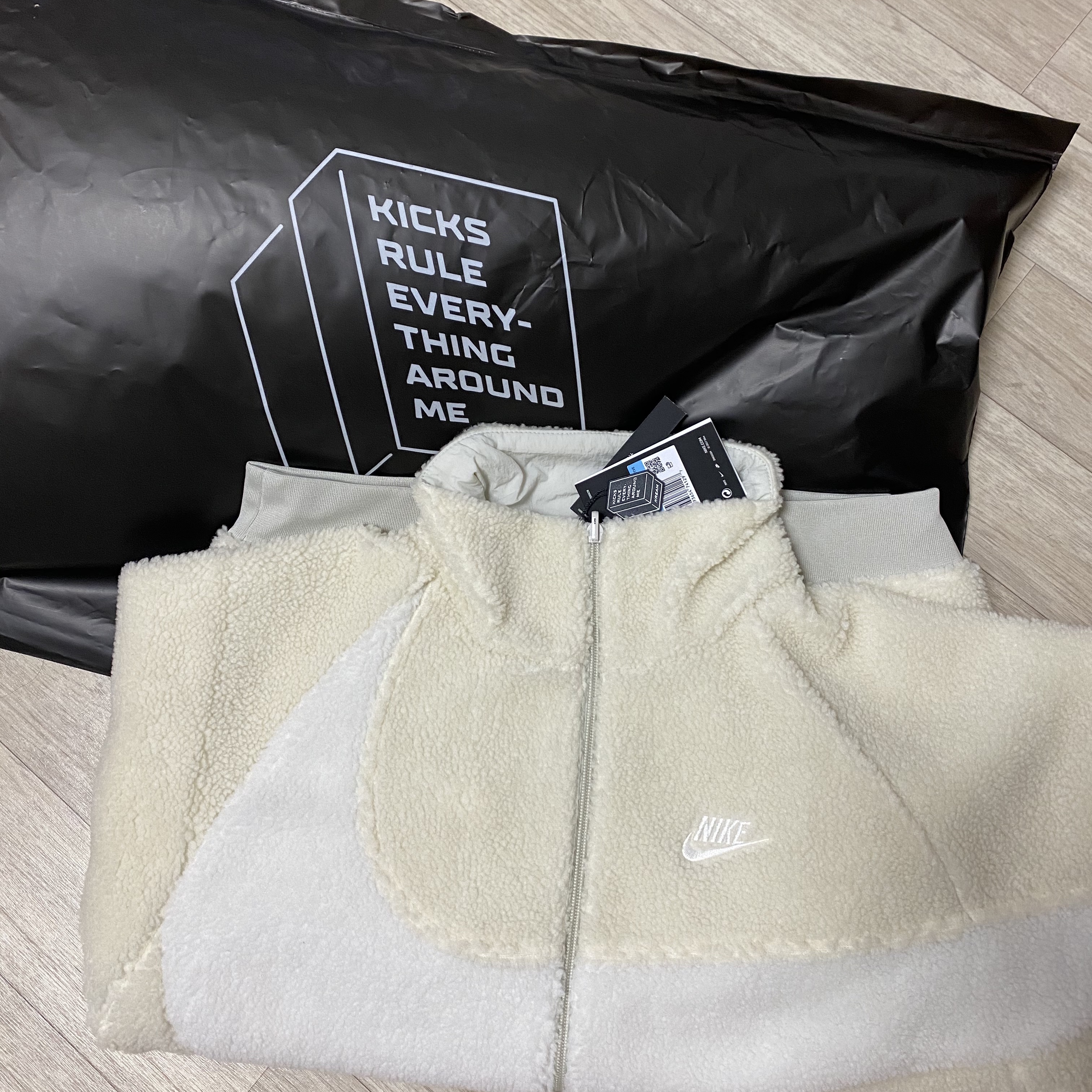 Nike x Stussy Bucket Hat Black, Nike Big Swoosh Full Zip Jacket Light Bone Sail 착용 스타일 - 3
