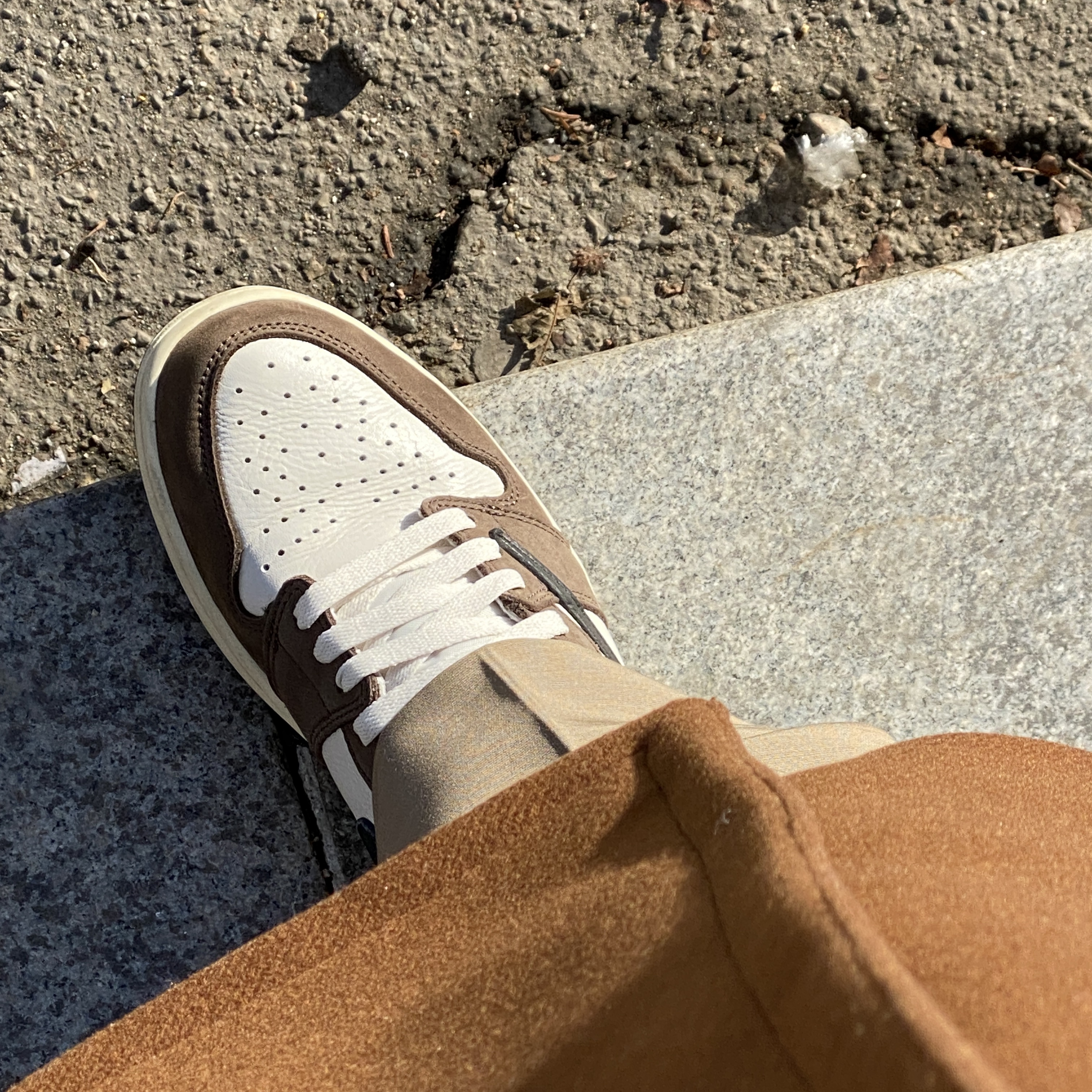 Jordan 1 x Travis Scott Retro High OG SP Mocha 착용 스타일 - 2