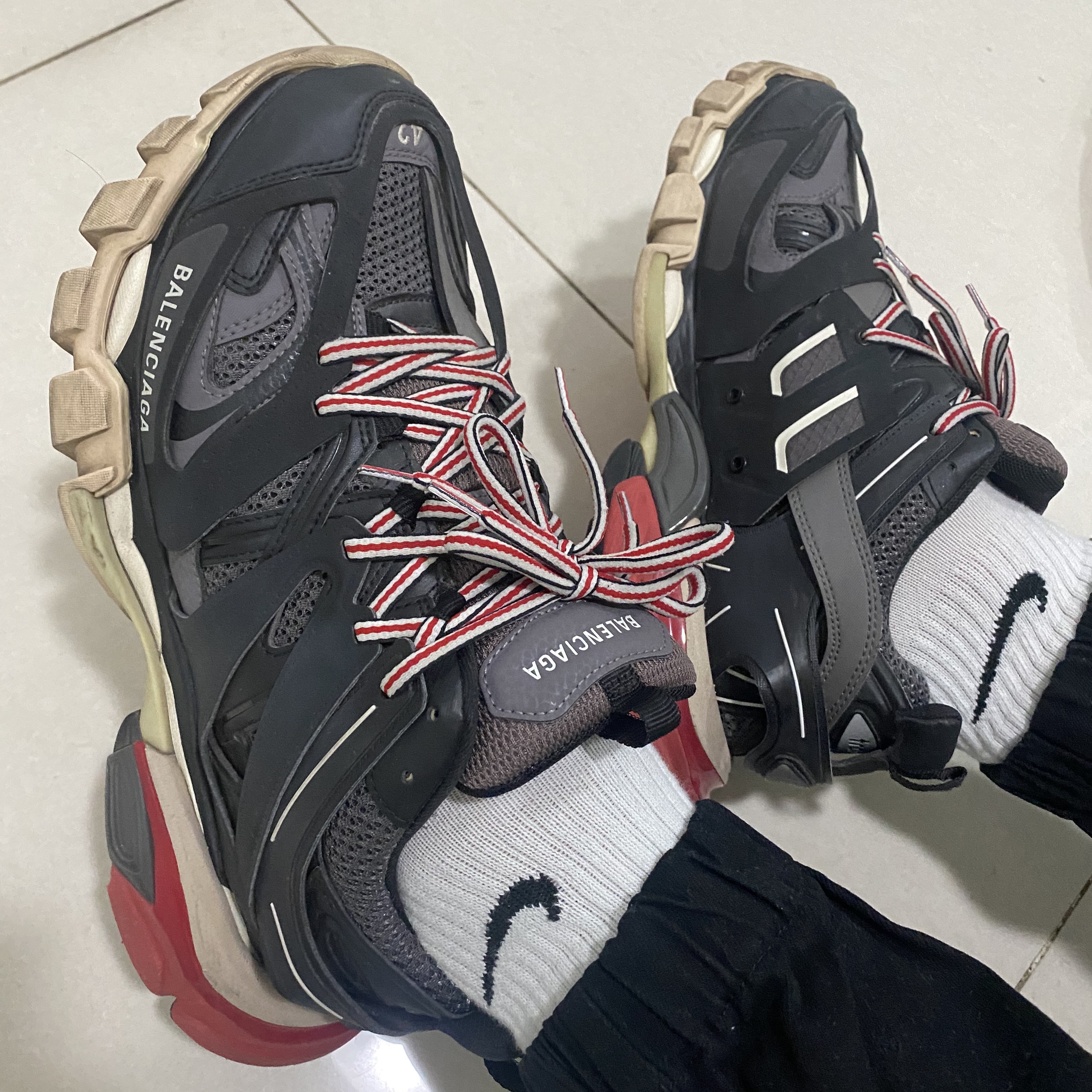 Balenciaga Track Sneakers Black Red 2019 착용 스타일 - 3