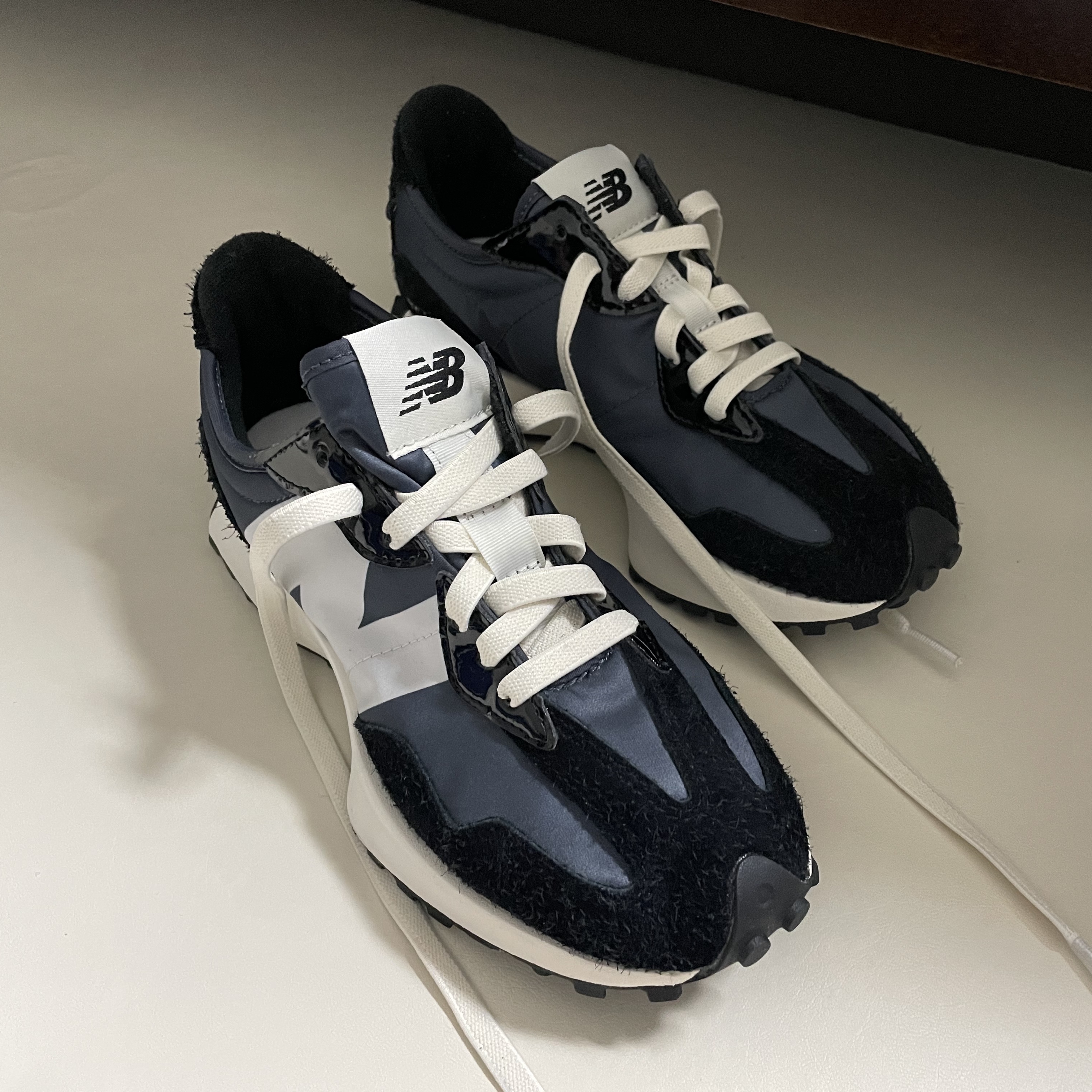 (W) New Balance 327 Black Grey 착용 스타일