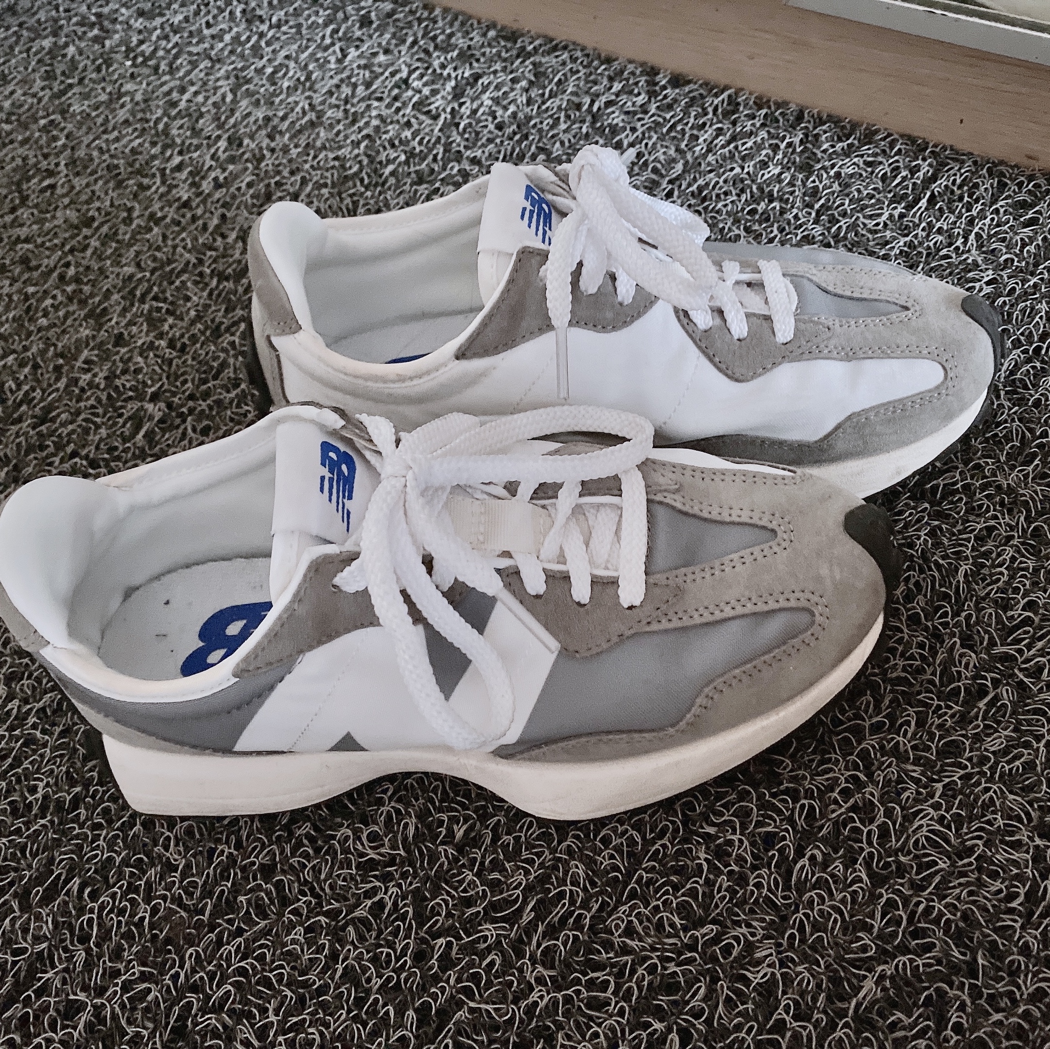New Balance 327 Grey 착용 스타일