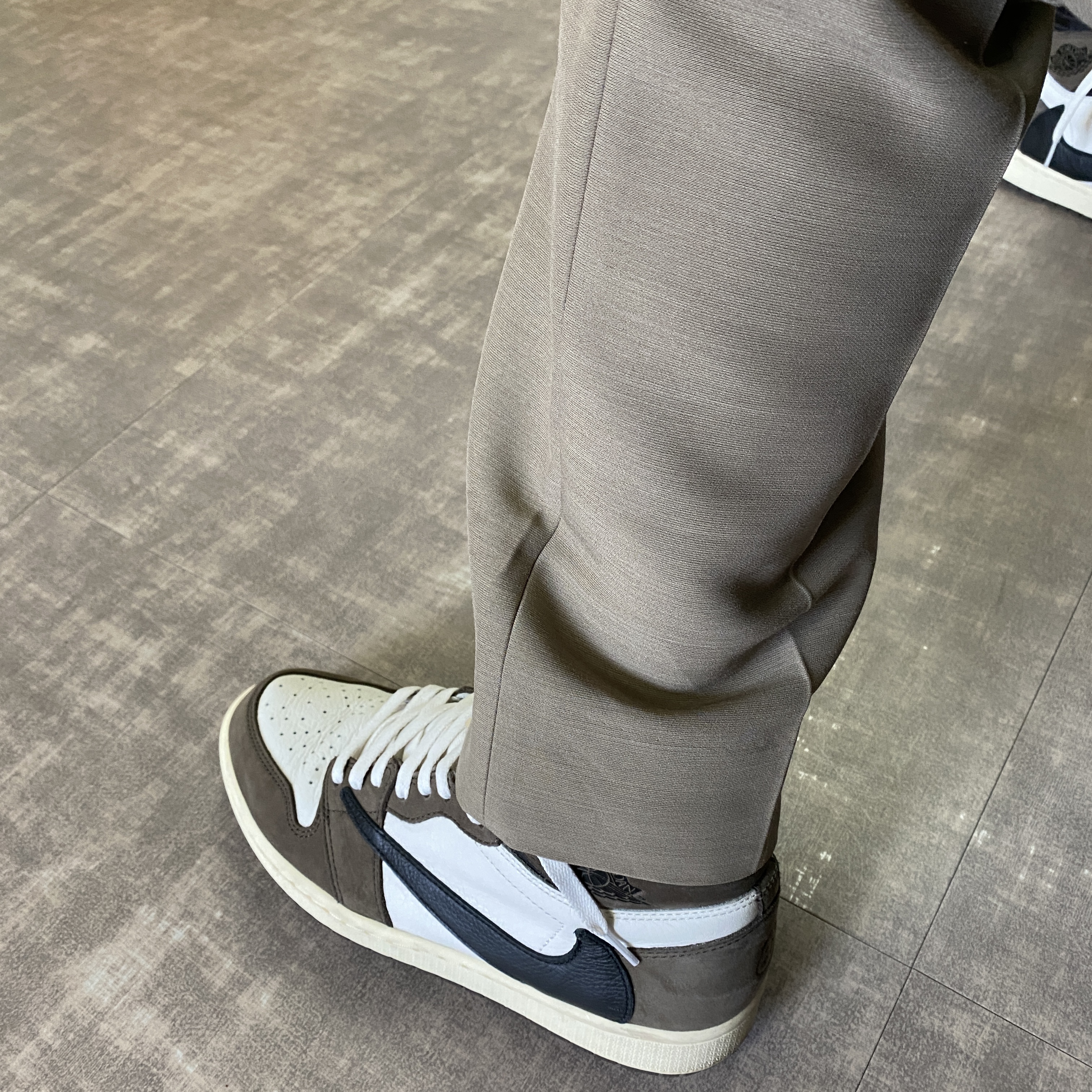 Jordan 1 x Travis Scott Retro High OG SP Mocha 착용 스타일 - 1