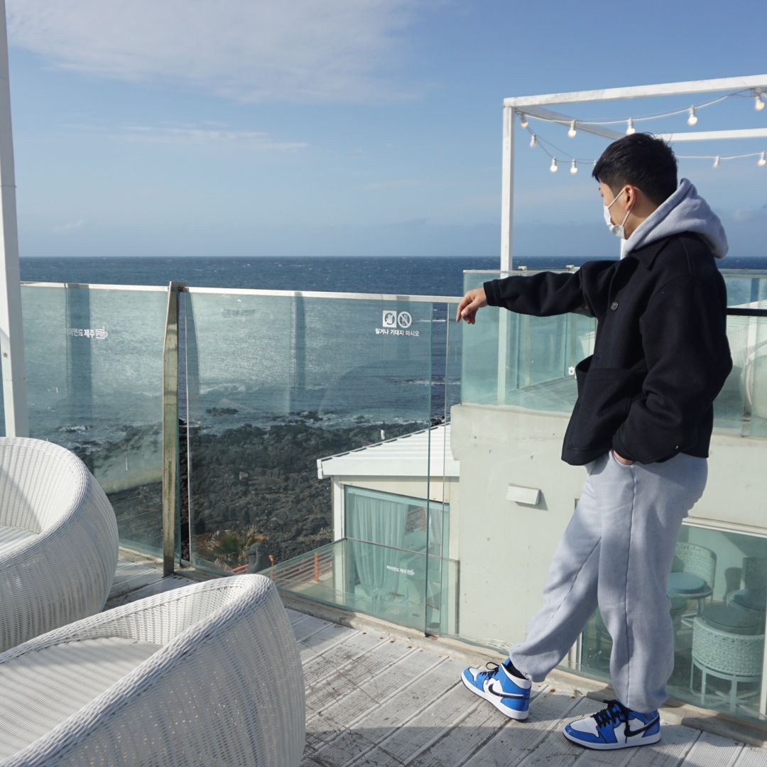 Jordan 1 Mid SE Signal Blue 착용 스타일