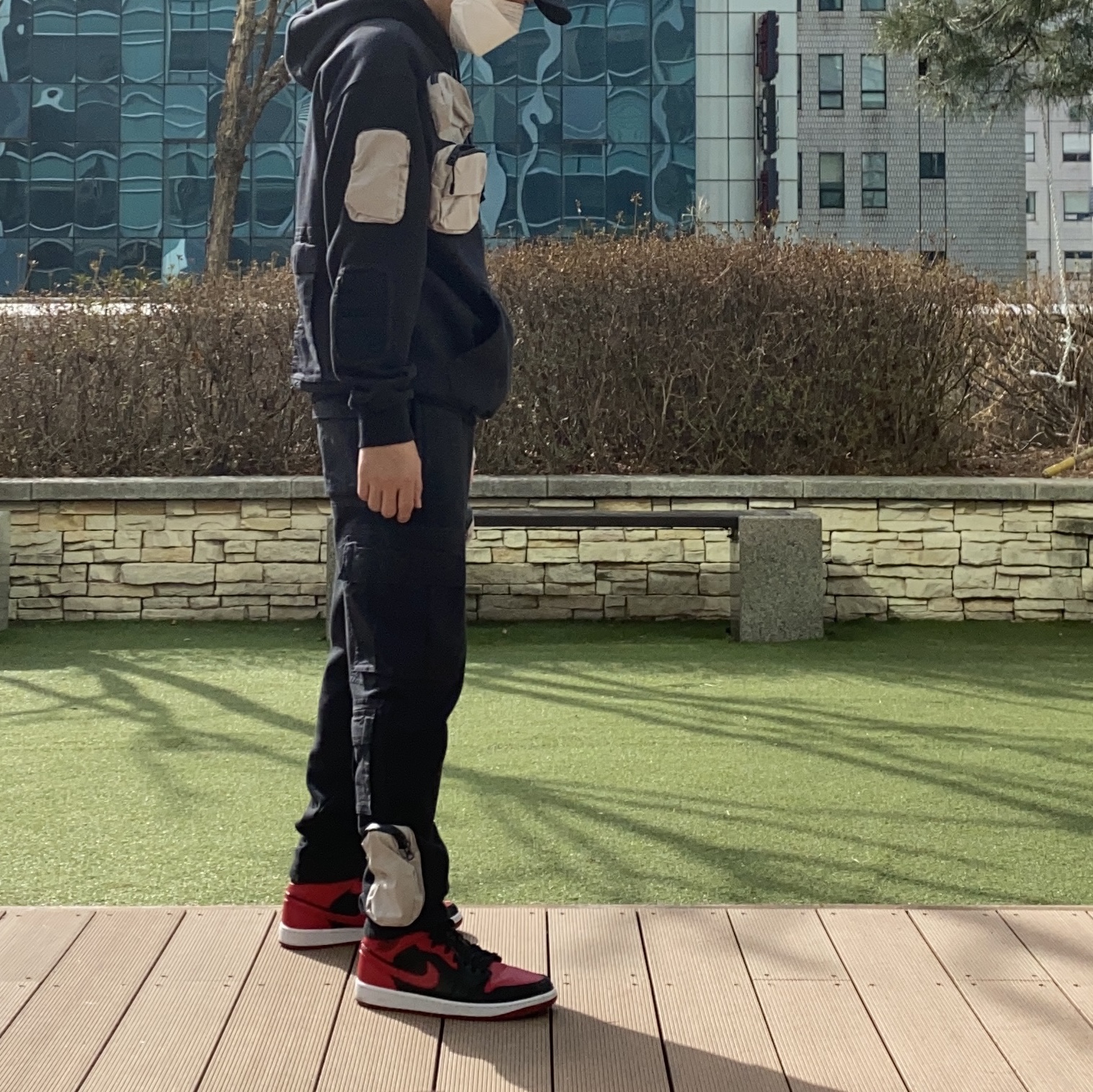 Jordan 1 Mid Bred Banned 2020, Nike x Travis Scott NRG AG Utility Hoodie Black 착용 스타일